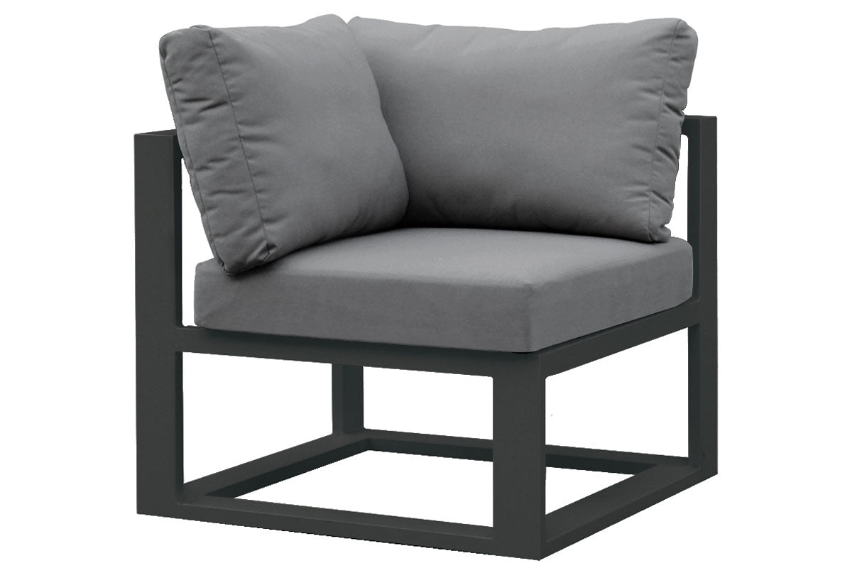Fauteuil d'angle modulable en aluminium noir mat, coussins gris épais, design élégant méditerranéen pour jardin extérieur.