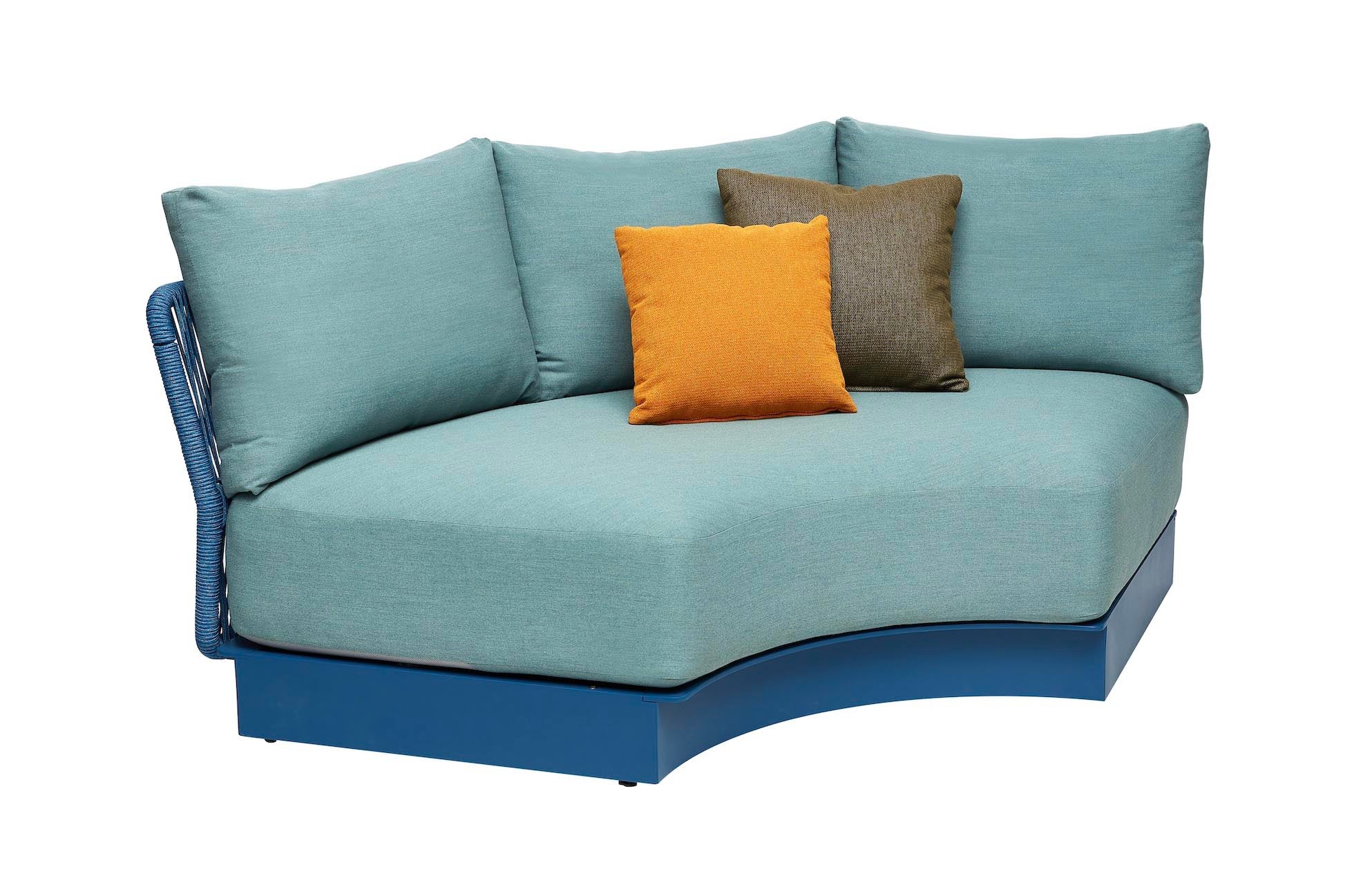 Salon d'angle luxueux en aluminium bleu et corde tressée bleu, coussins verts et décoratifs orange et marron, design italien .