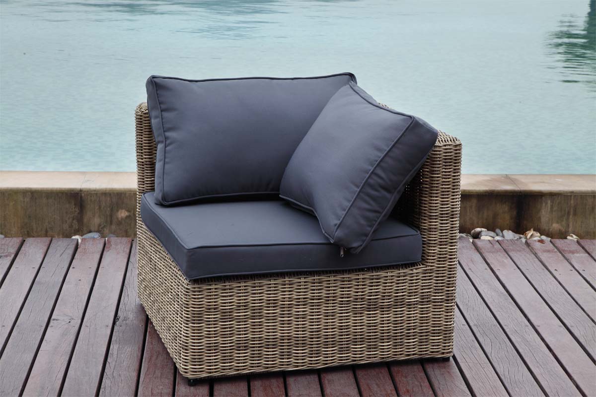 Fauteuil d’extérieur en résine tressée ronde beige rustique avec coussins déhoussables gris déperlants, design méditerranéen.