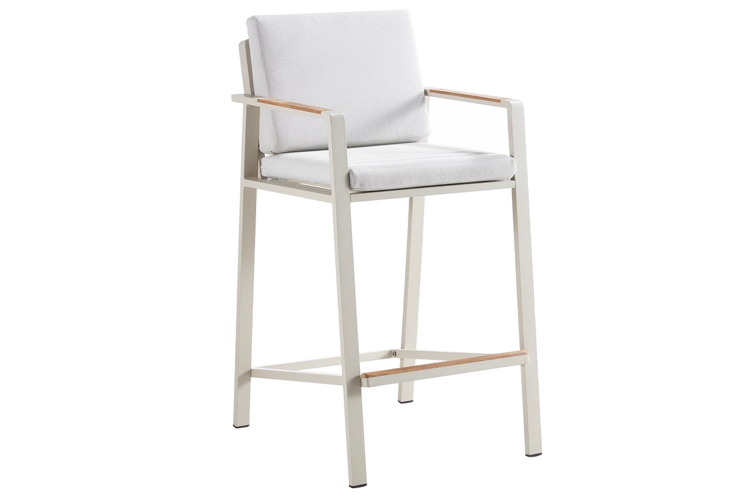 Fauteuil de bar en aluminium haut de gamme blanc avec accoudoirs en teck FSC, assise élégante en tissu oléfine beige, housse.