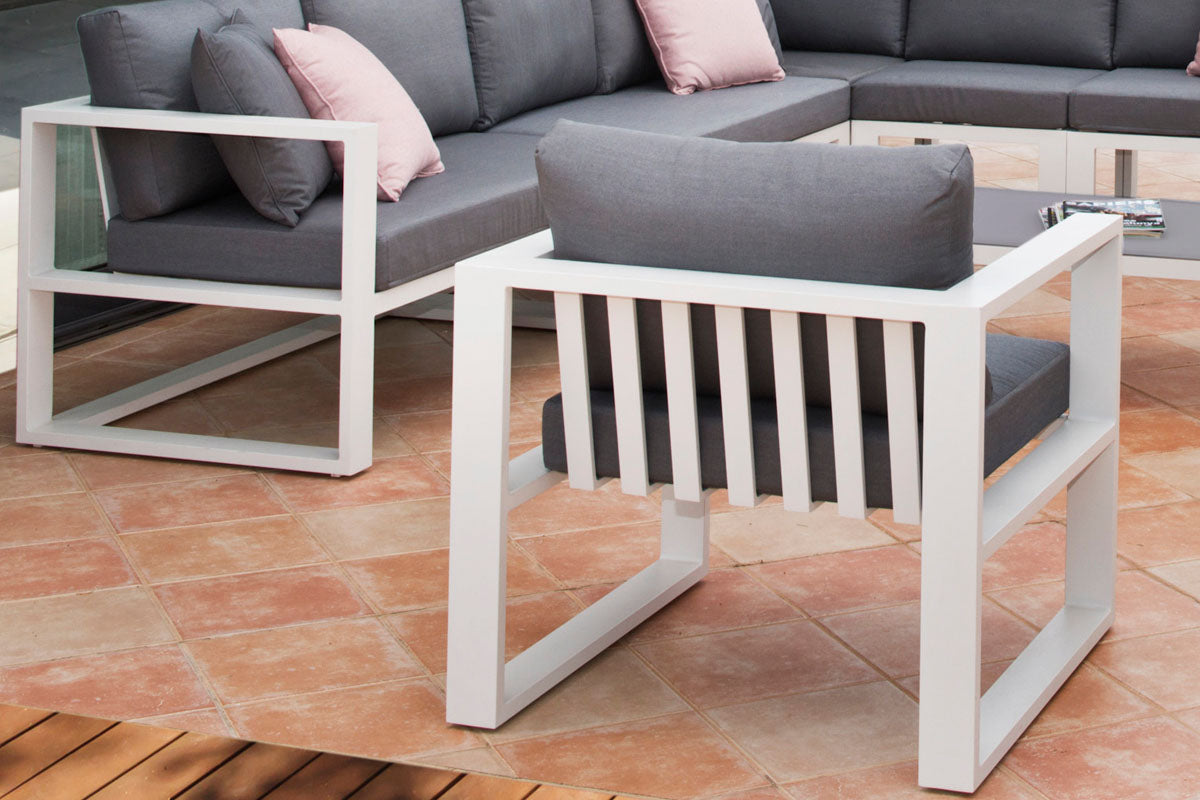 Fauteuil modulable en aluminium blanc haute qualité avec coussins gris foncé, design élégant et durable pour jardin.