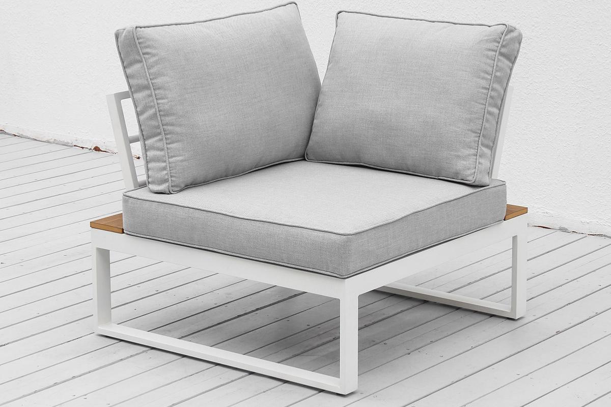 Fauteuil d'angle en aluminium haut de gamme blanc avec coussins gris clair en composite imitation bois, structure en aluminium.