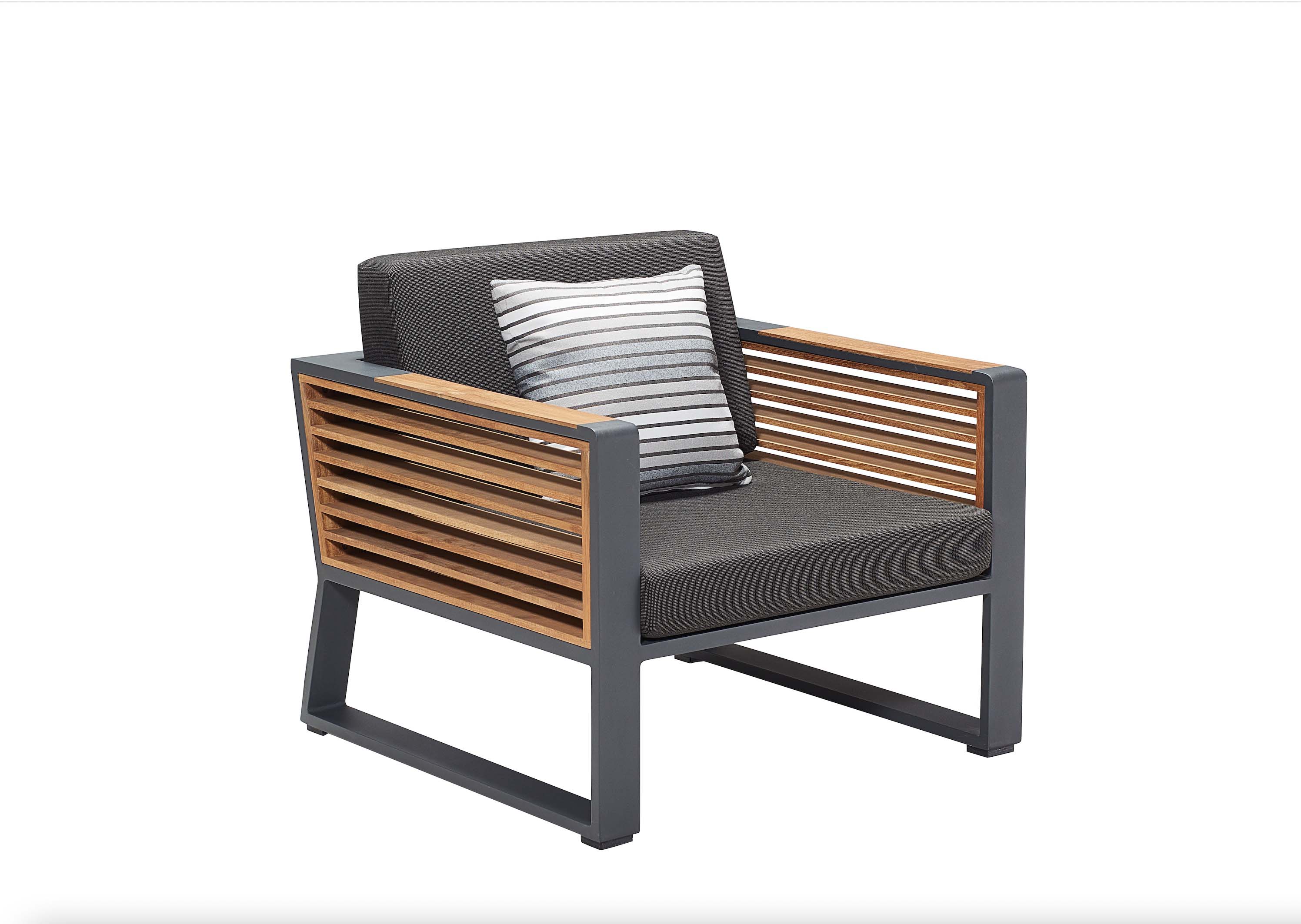 Fauteuil de jardin luxe en aluminium gris anthracite, accoudoirs en Teck FSC aux lattes élégantes, coussins épais en tissu.