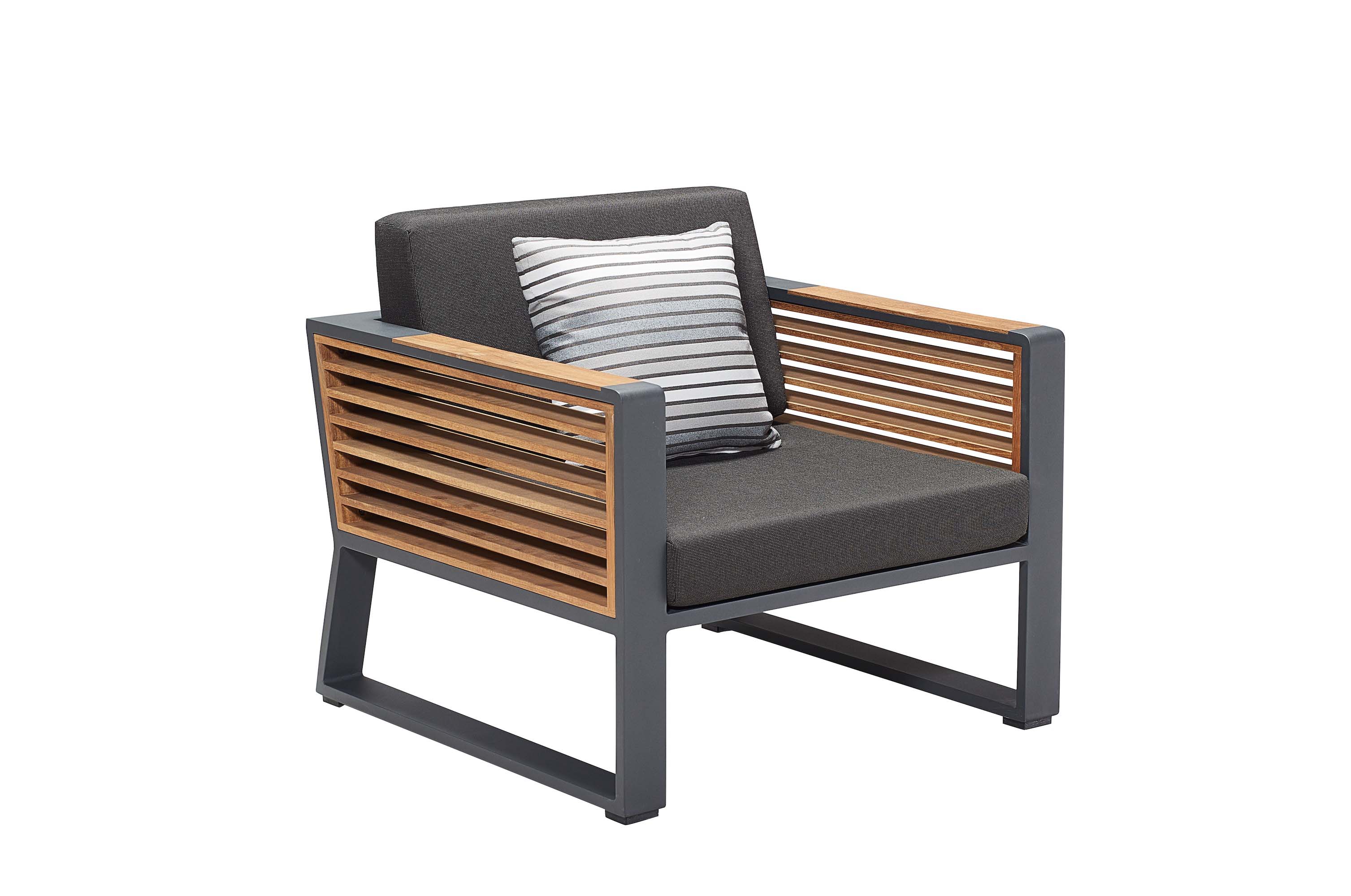 Fauteuil lounge en aluminium noir mat et accoudoirs en Teck FSC au design contemporain, coussin luxe déhoussable en tissu.