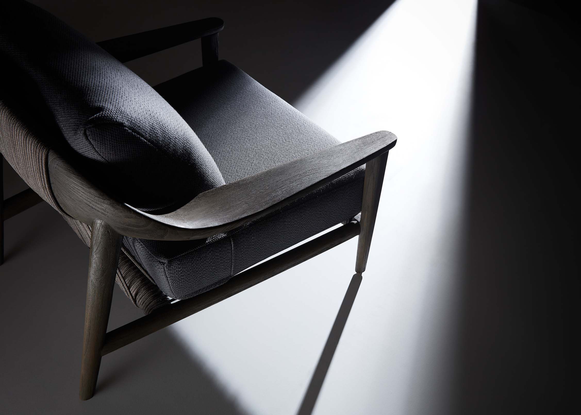 Fauteuil d’angle en teck FSC massif au design italien, assise luxueuse avec coussins en Mousse Quick Dry Foam, accoudoirs en teck.