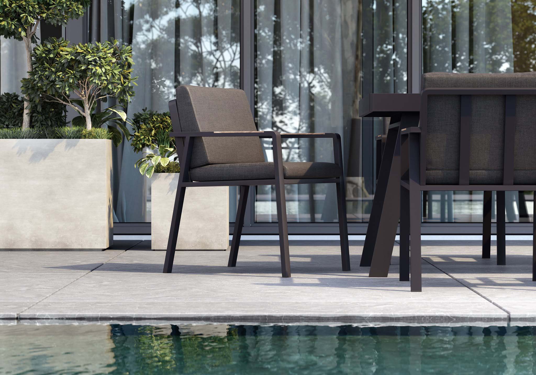 Fauteuil de repas extérieur en aluminium haut de gamme noir et teck FSC, avec accoudoirs élégants, coussin en tissu oléfine.