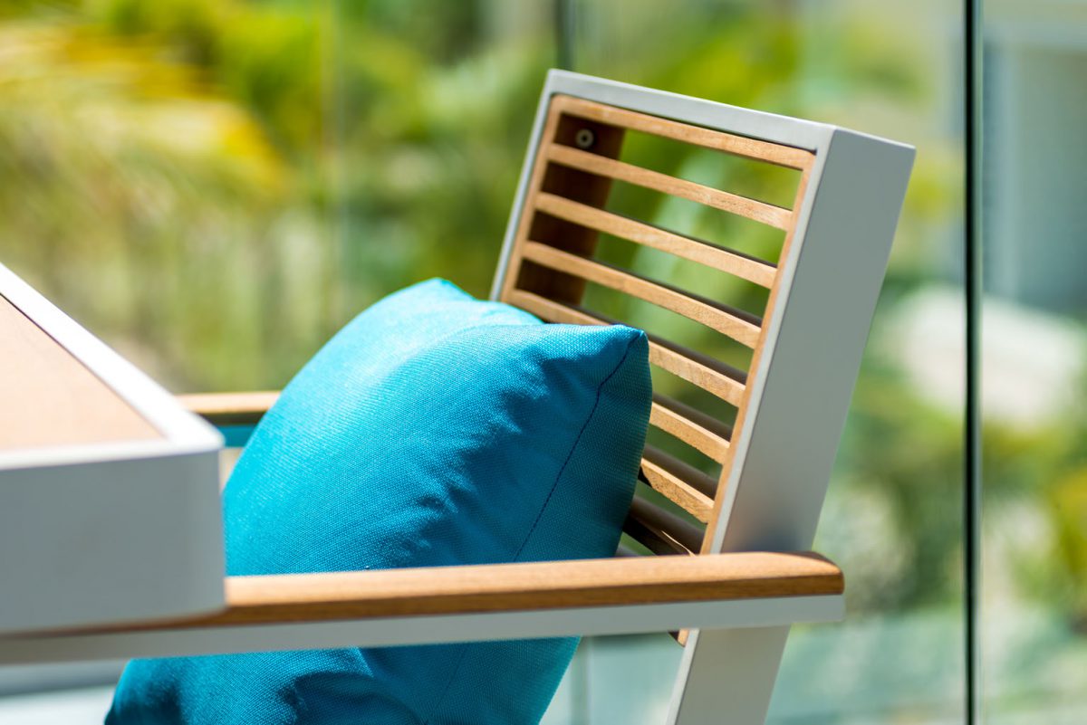 Chaise repas extérieur empilable en aluminium et teck - YORK BLANC