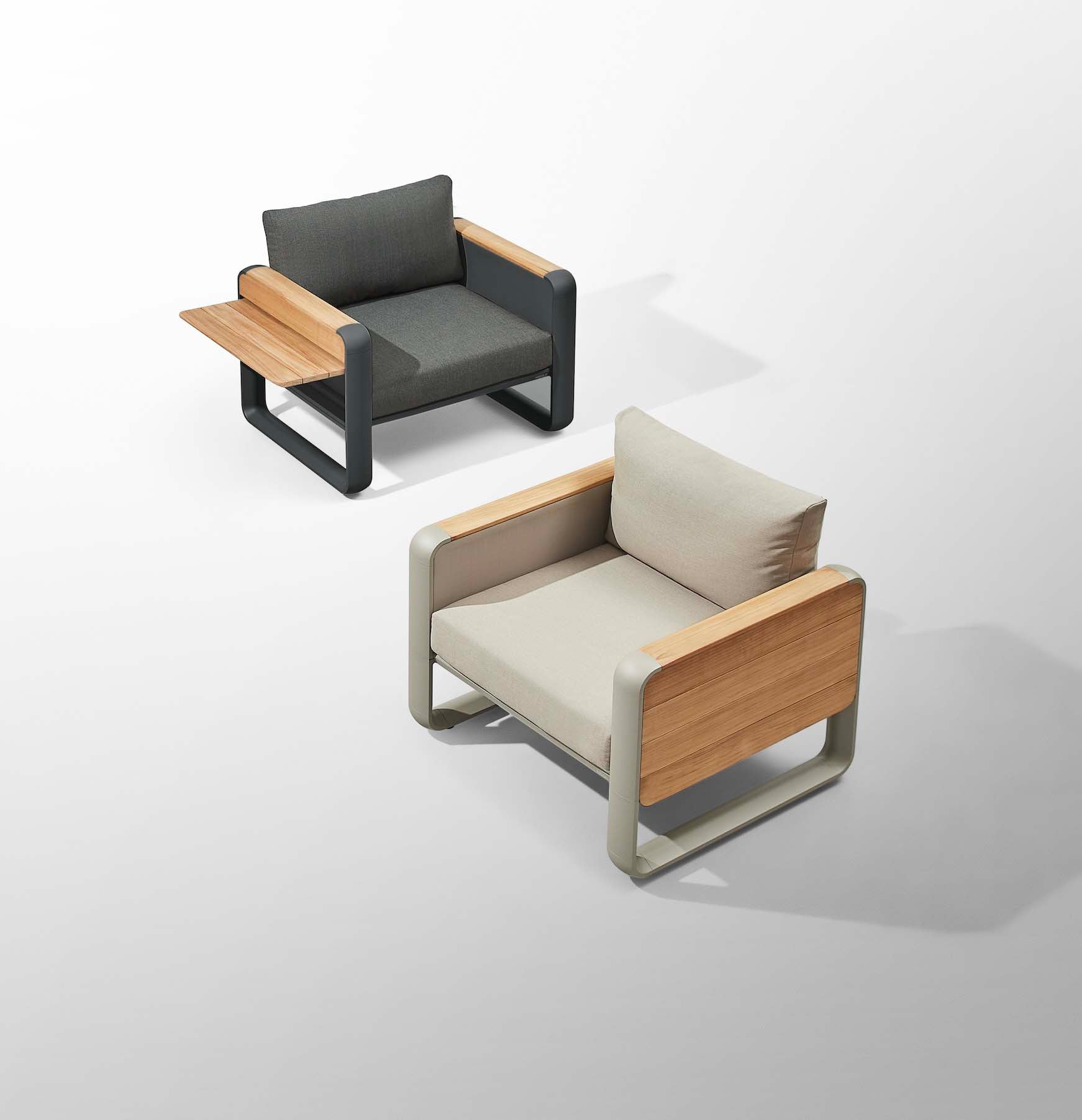 Fauteuils lounge design italien en aluminium haut de gamme avec accoudoirs en Teck FSC aux courbes élégantes.