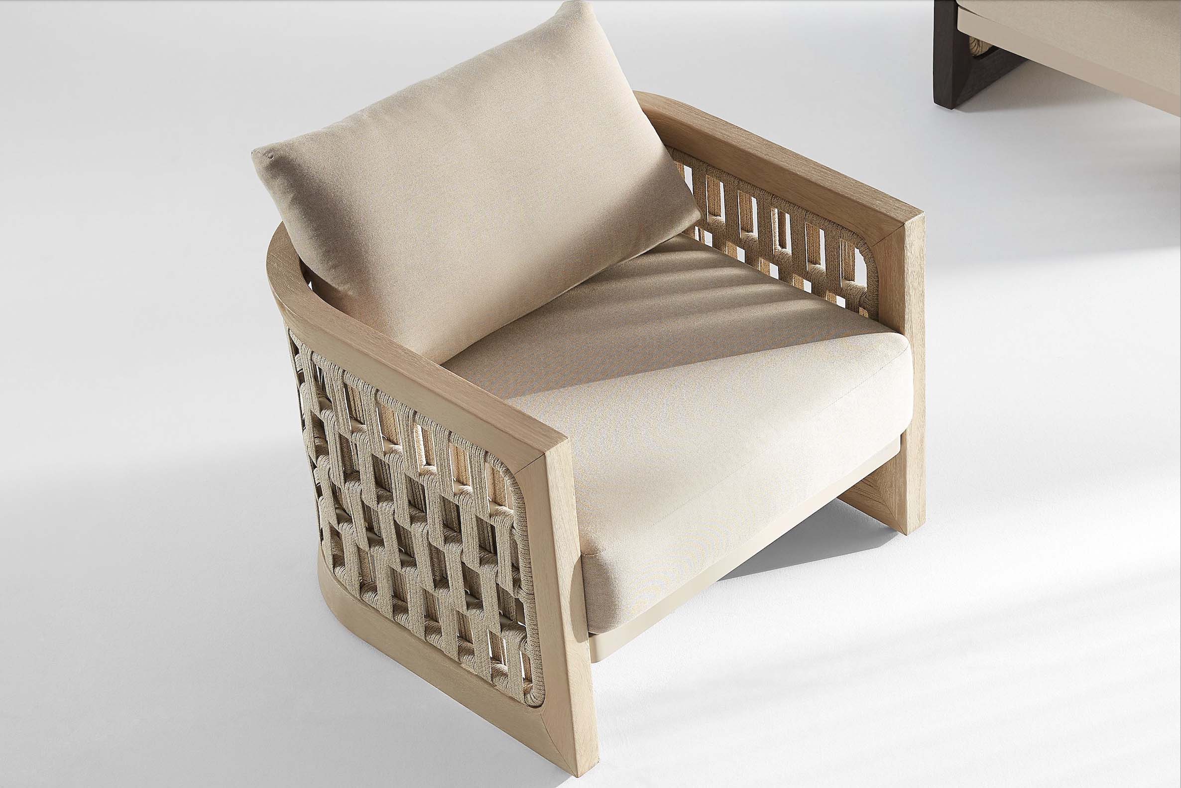 Fauteuil en teck FSC massif avec accoudoirs en corde tressée, coussins déhoussables en fibre acrylique déperlante beige,.