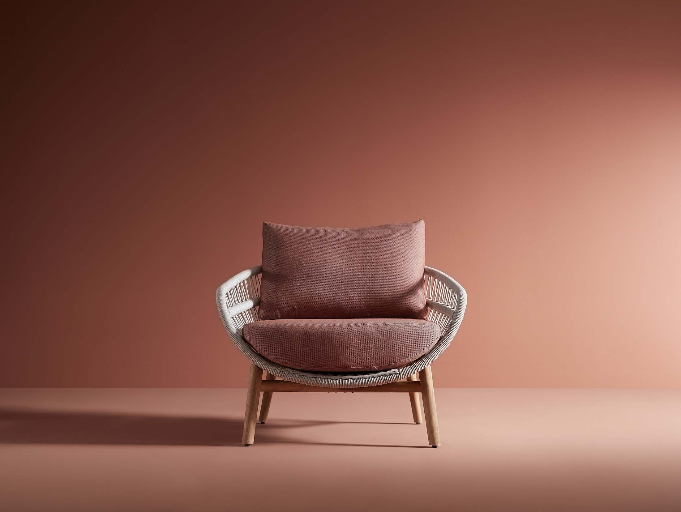 Fauteuil design en teck FSC et corde tressée couleur rose, coussin déhoussable déperlant, style méditerranéen élégant.