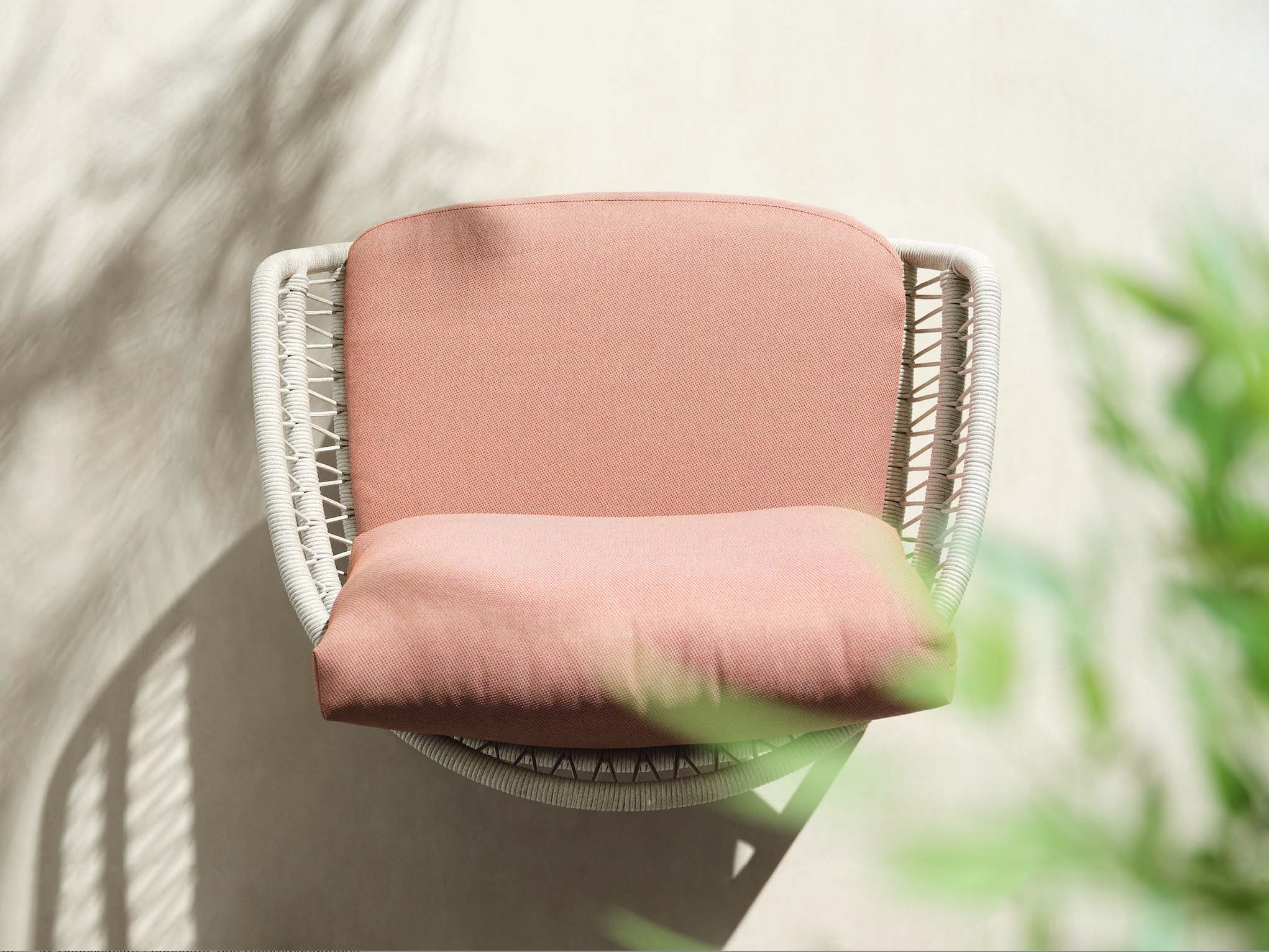 Fauteuil de jardin en teck FSC avec structure en corde tressée blanche, coussin déhoussable et déperlant couleur rose pâle,.