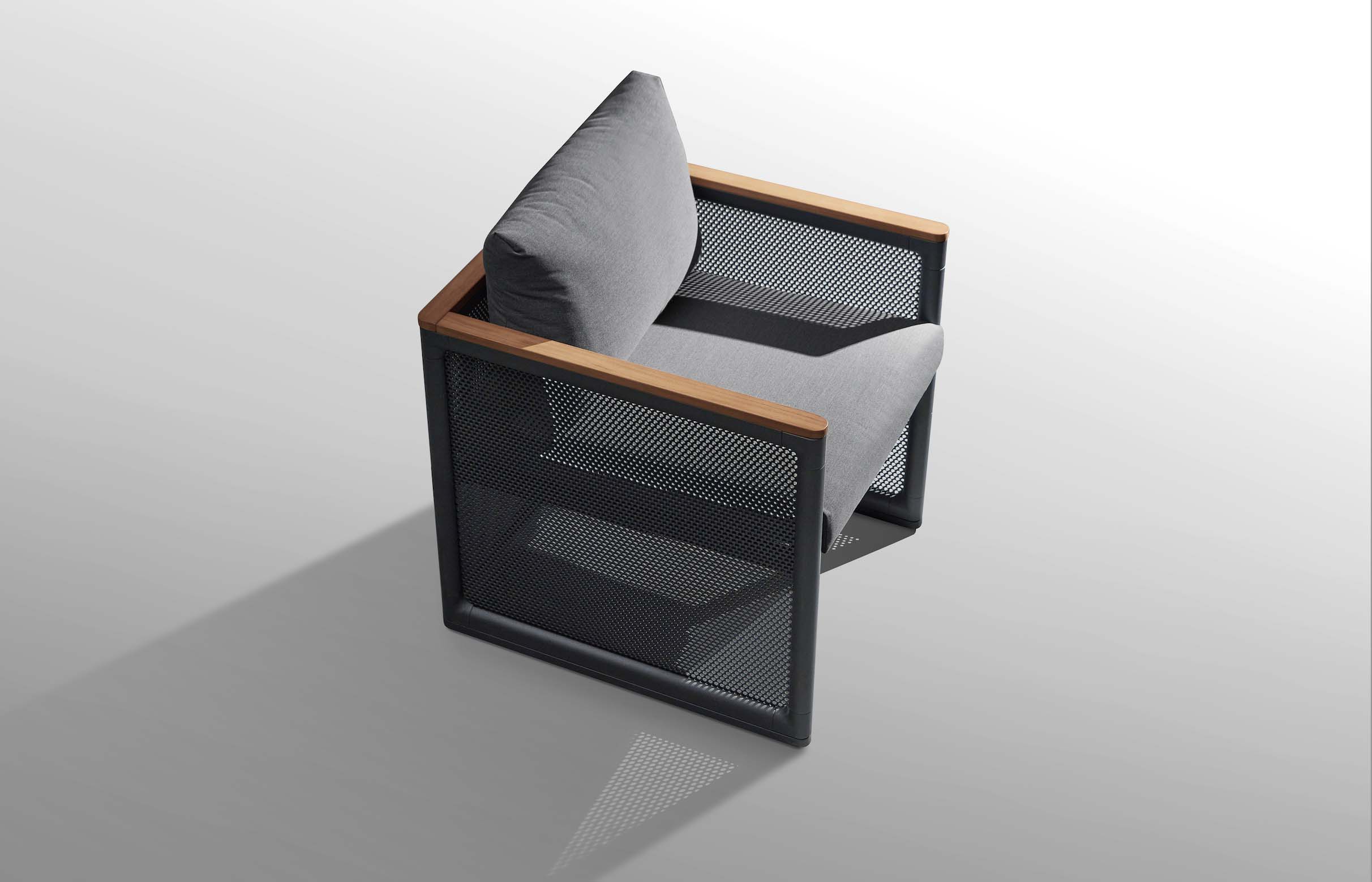 Fauteuil d'extérieur design italien en aluminium noir et teck FSC haut de gamme avec coussins gris, style luxe pour terrasse.