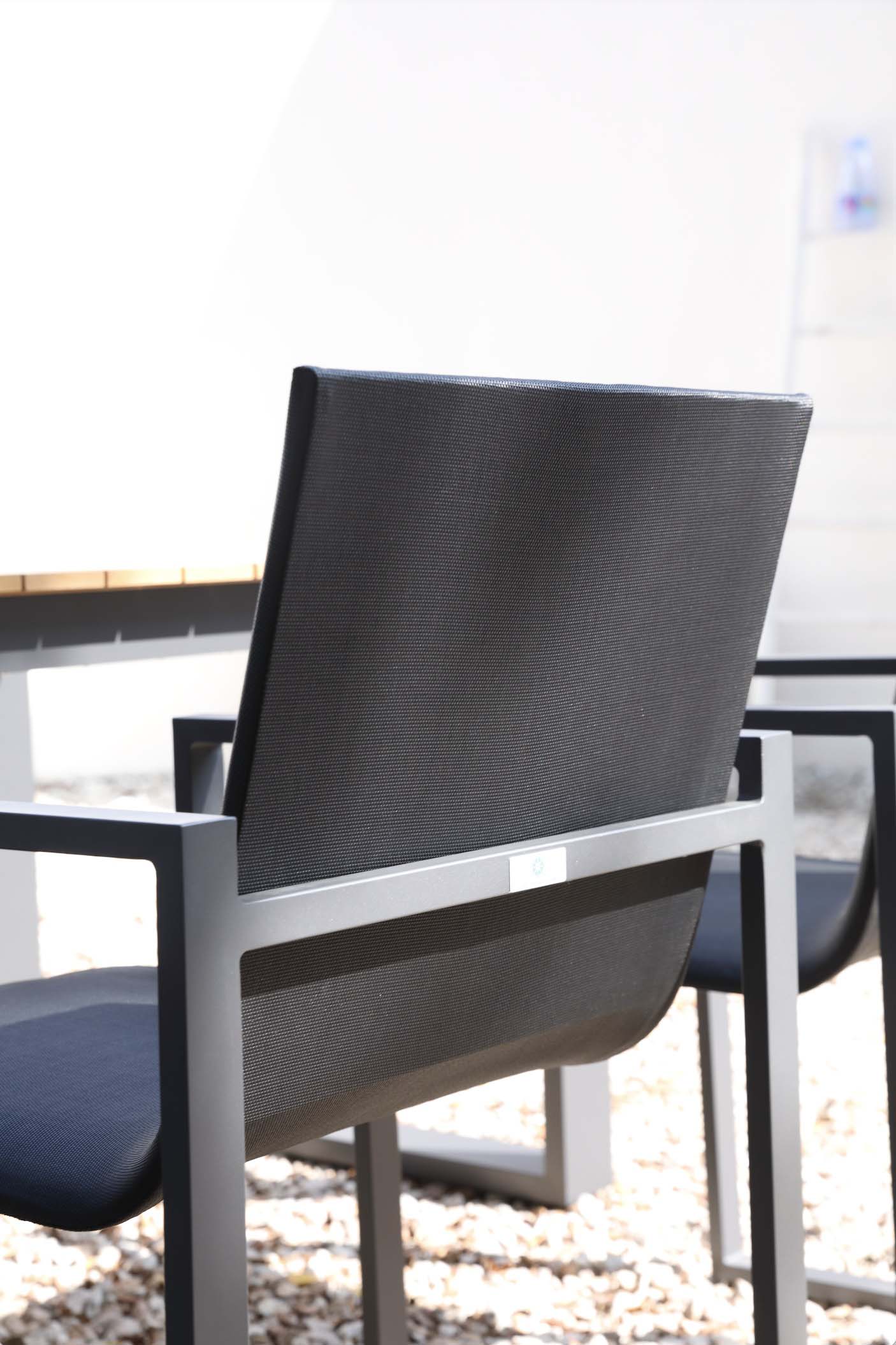 Chaise de jardin design en aluminium haut de gamme noir, assise en tissu 100% oléfine déperlant et déhoussable, structure.