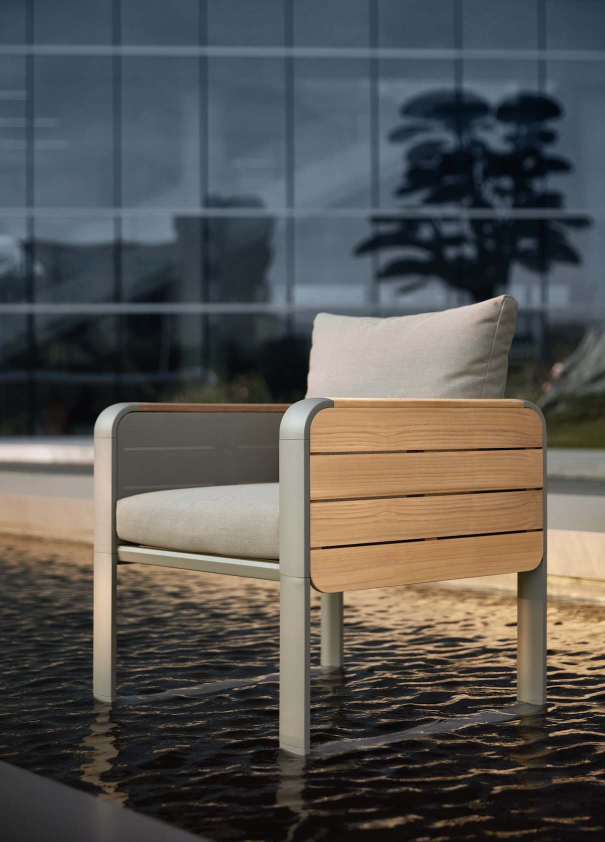 Fauteuil d’extérieur en aluminium et bois de teck FSC haut de gamme, coussins beige, design moderne aux courbes élégantes.