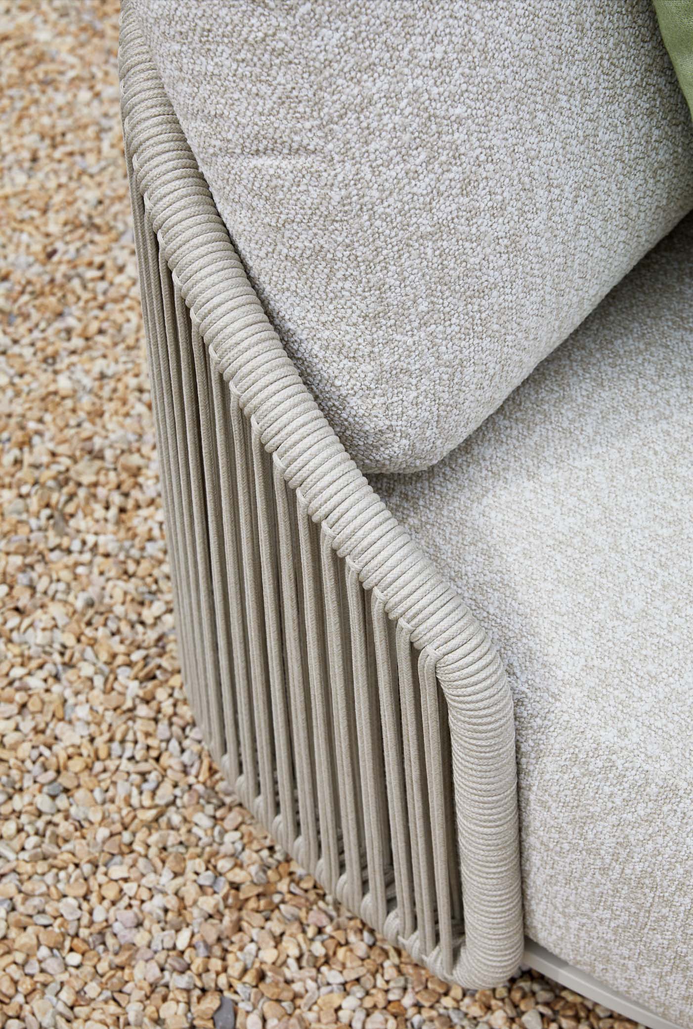 Détail d’un canapé en aluminium design beige avec finition en corde tressée de luxe et tissu 100% Oléfine Sunproof.