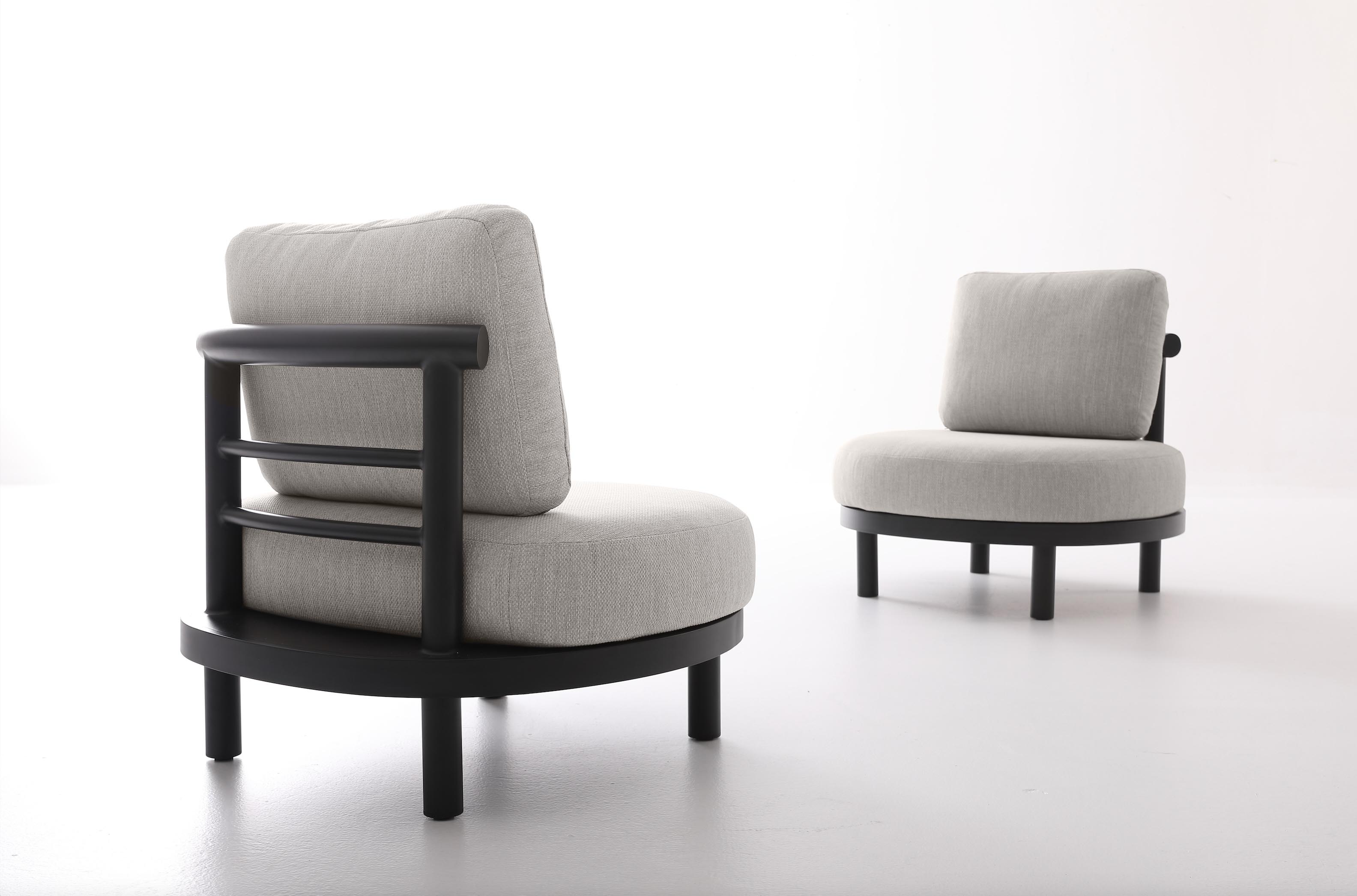 Canapé de jardin design en aluminium haut de gamme noir, structure épurée et élégante avec coussins en tissu oléfine beige.