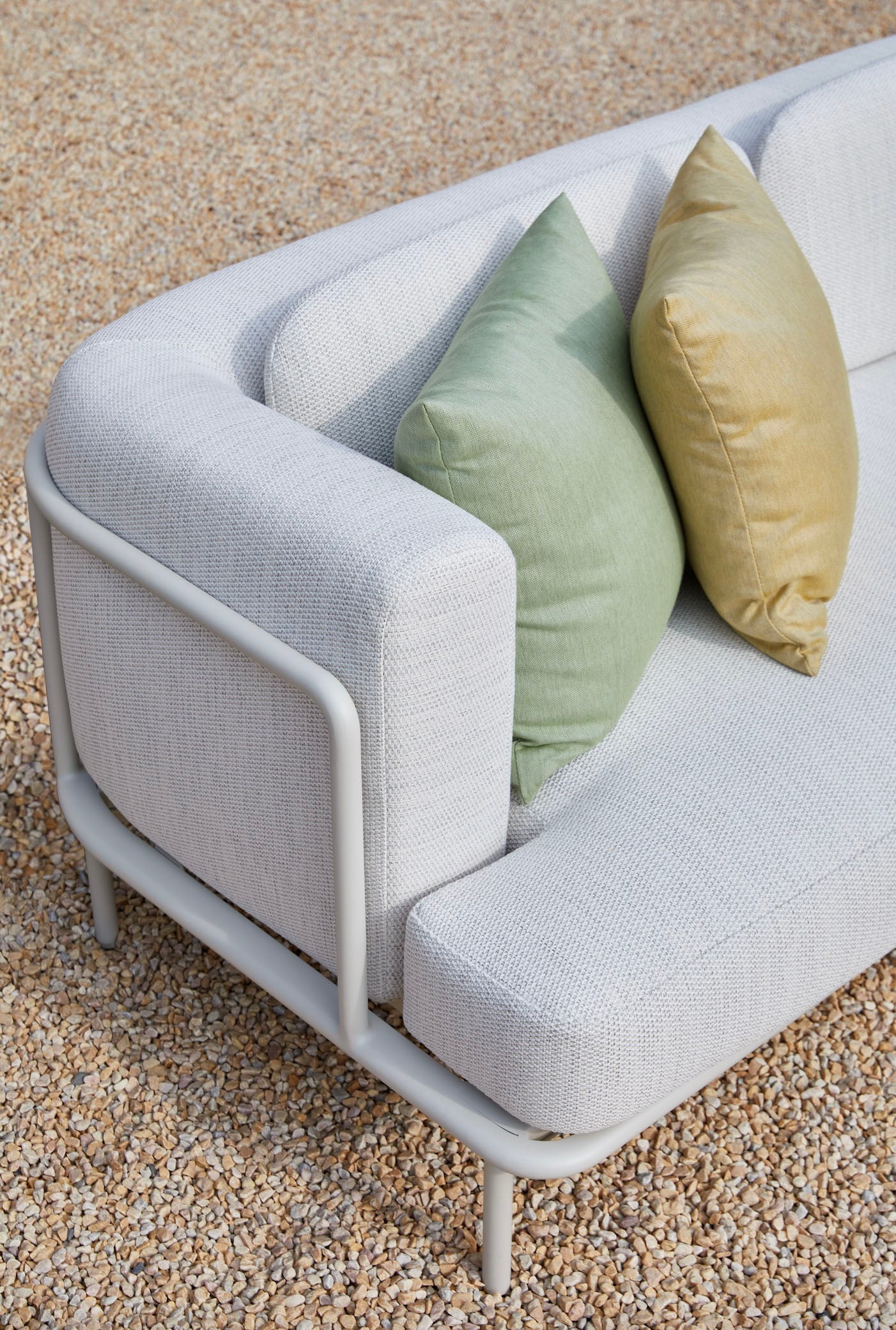 Canapé d'angle extérieur luxe en aluminium haut de gamme blanc mat, coussins en tissu oléfine vert et beige, mousse Quick.