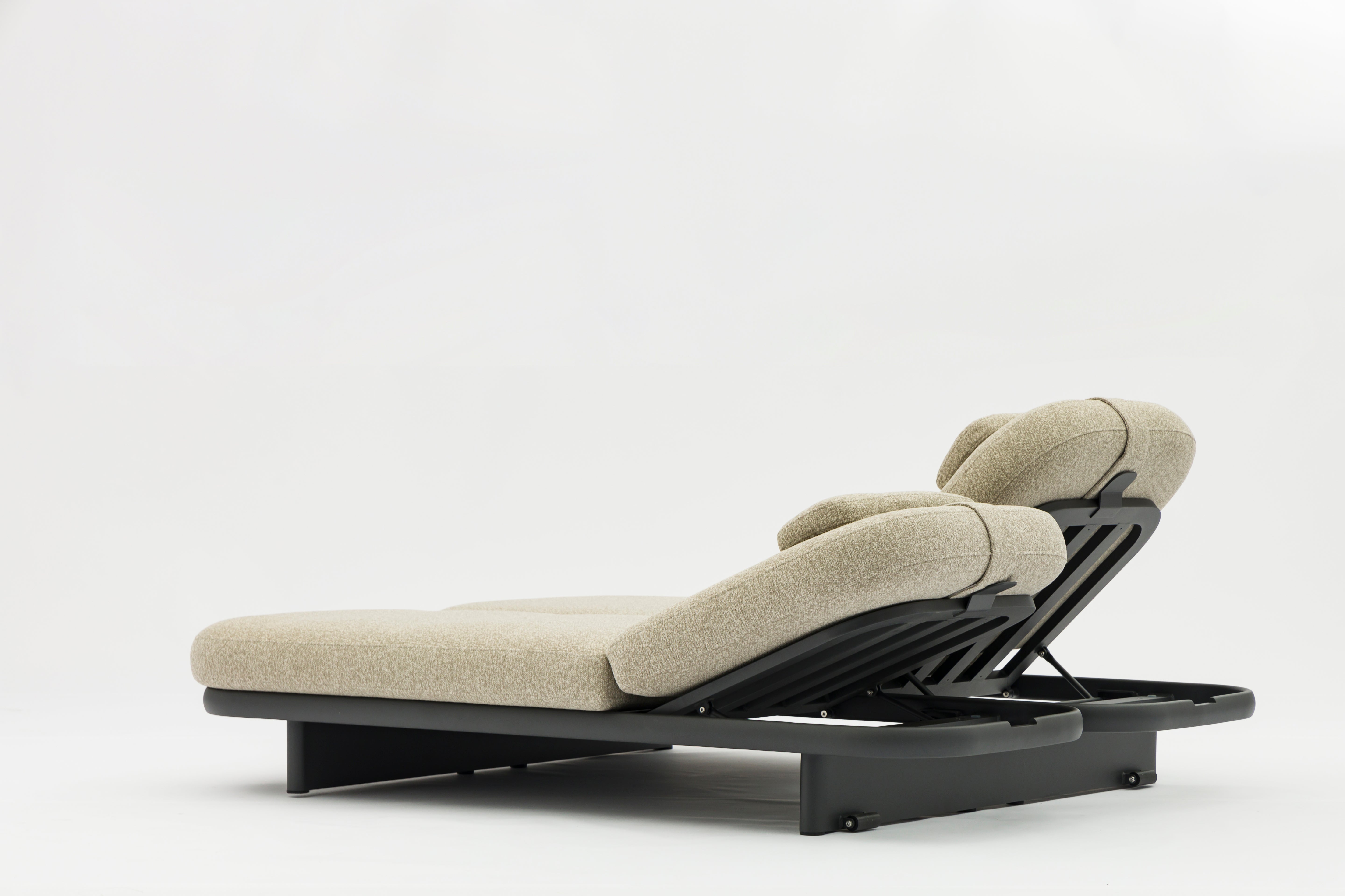 Lit de piscine double ROSA gris anthracite, ambiance terrasse