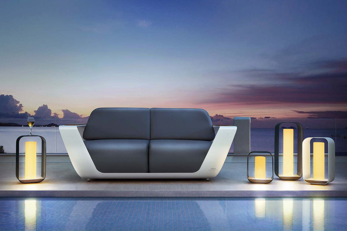 Canapé extérieur design avec structure en Teck FSC, coussins en tissu Sunbrella noir avec quick dry foam, lignes courbées.