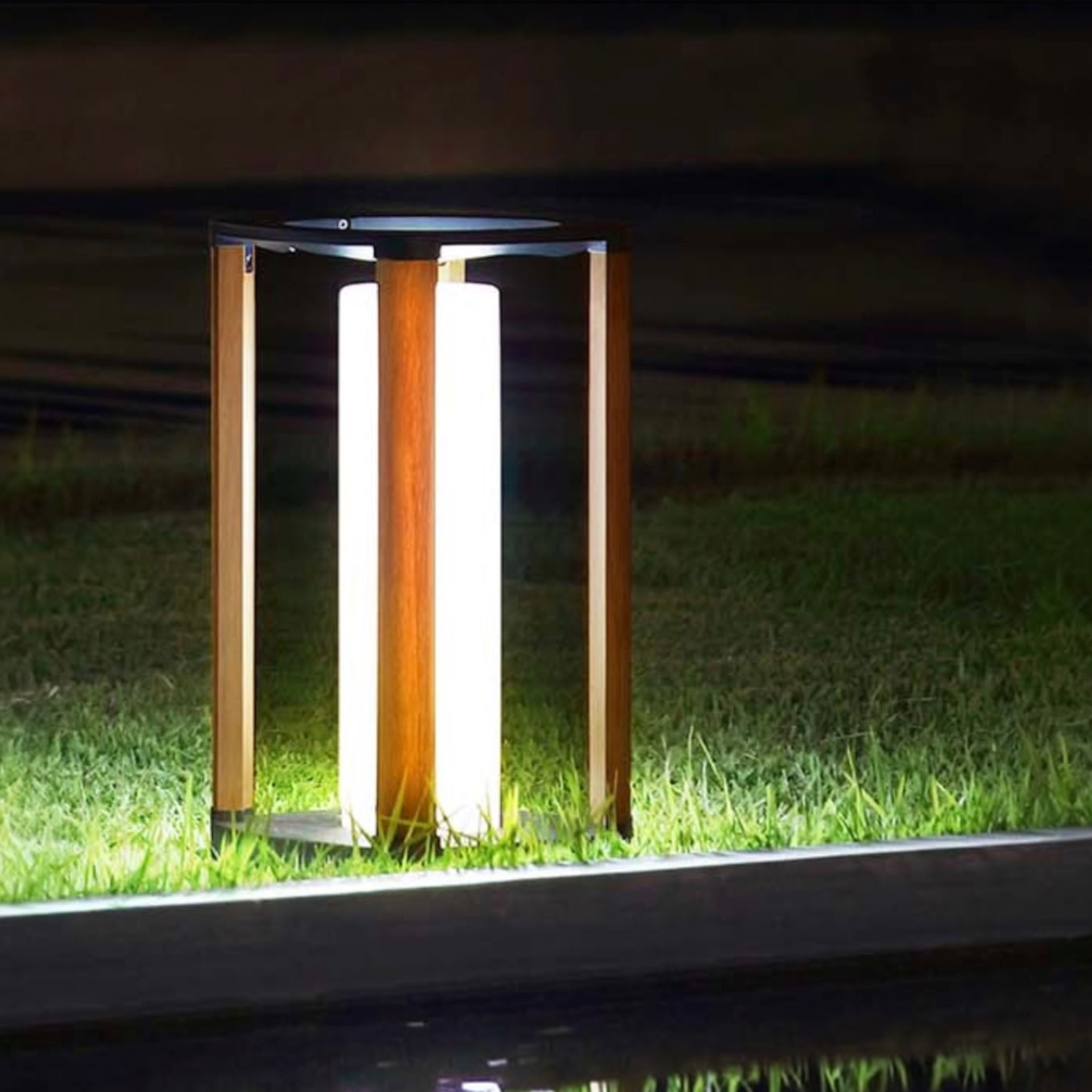 Lampe solaire d’extérieur AURORA noire taille M avec structure ajourée et lumière chaude