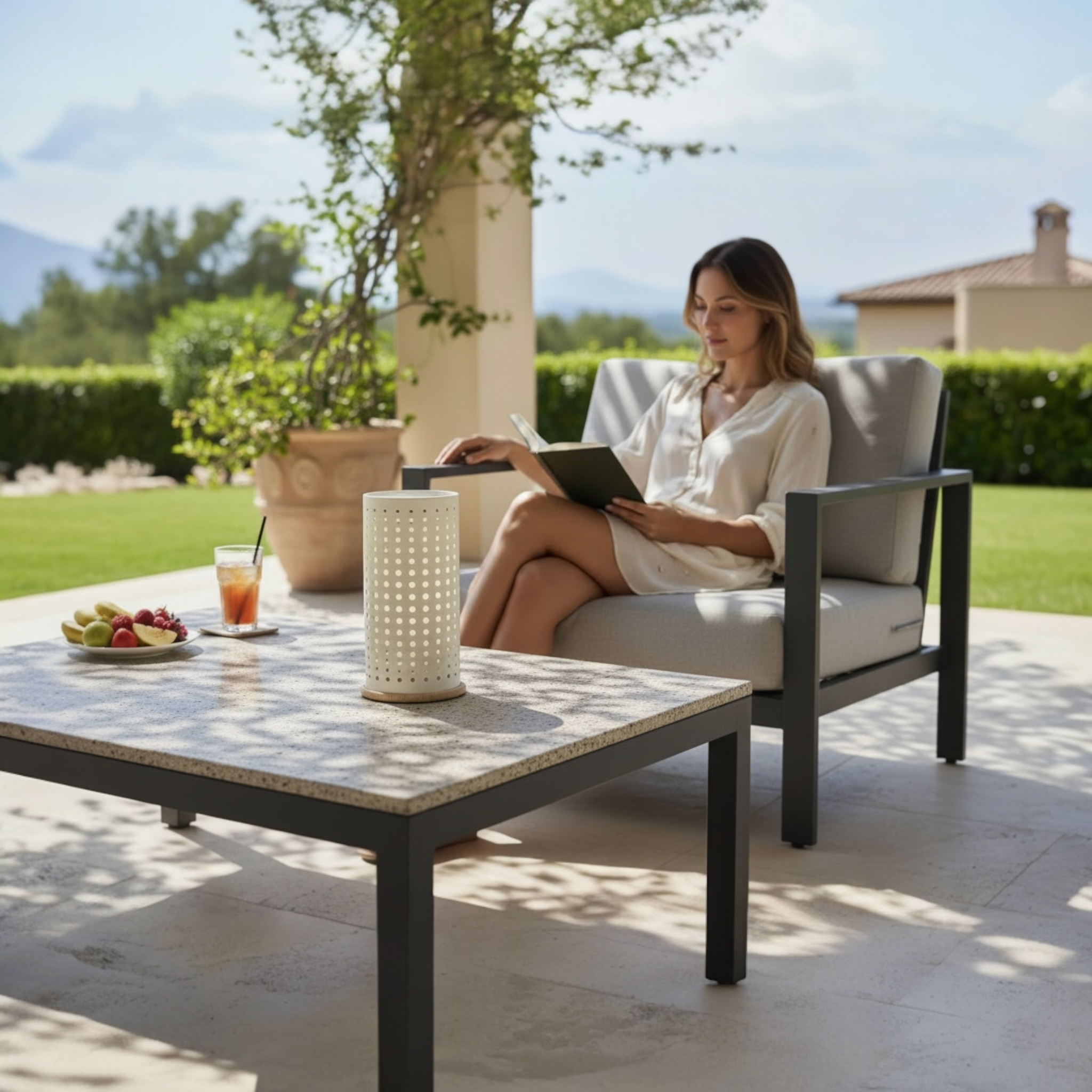 Très jolie lampe solaire design, avec embase en teck