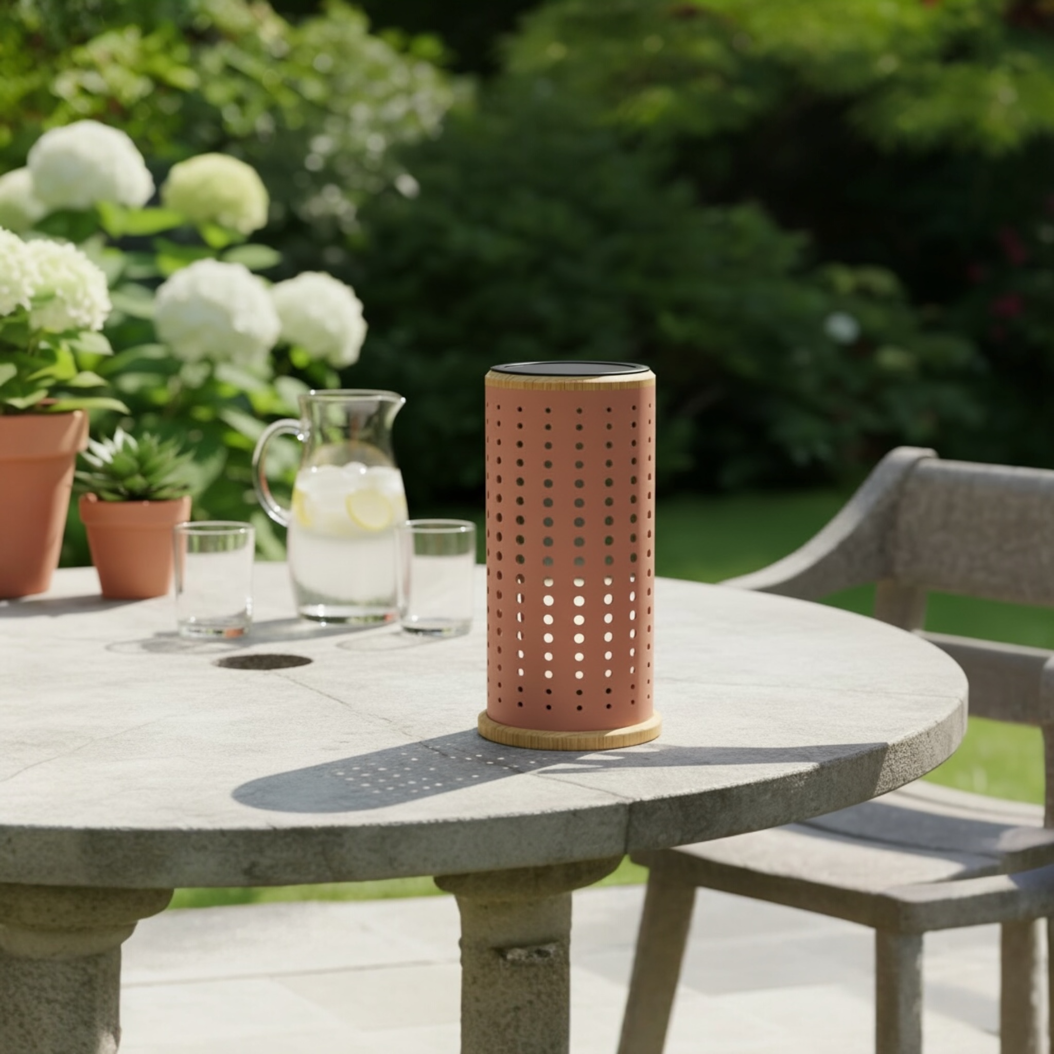 Détail de la lampe ARLO posée en extérieur, base en teck.