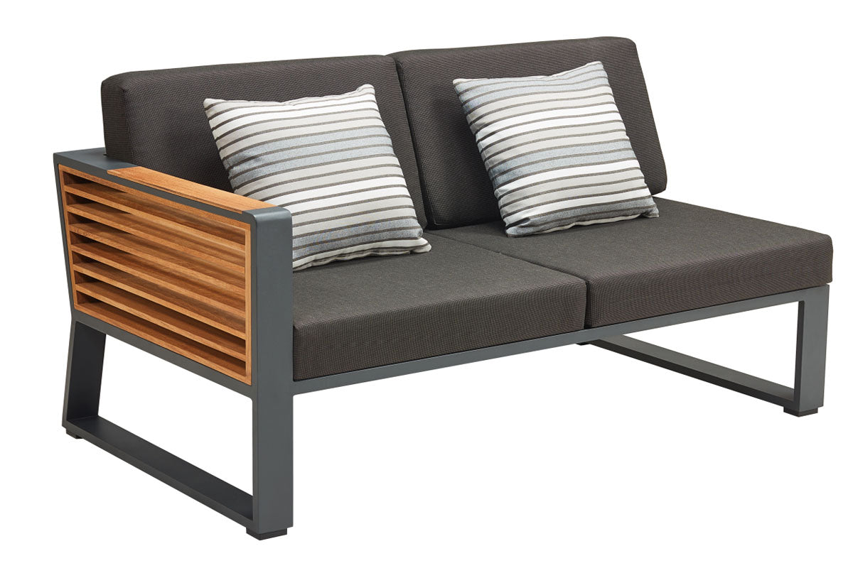Méridienne droite luxe en aluminium gris anthracite avec accoudoir en teck FSC, coussins en tissu 100% Oléfine gris foncé.