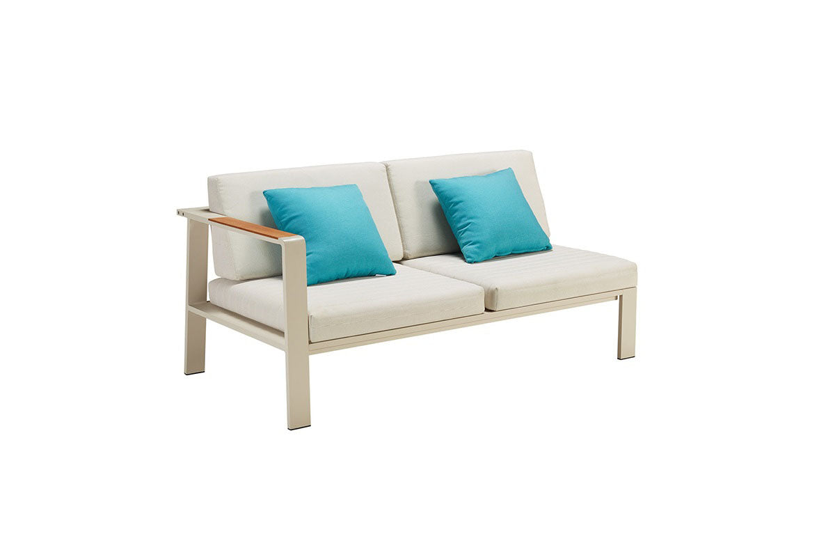 Canapé d'angle en aluminium haut de gamme beige avec accoudoirs en teck FSC, coussins en tissu oléfine déperlant.