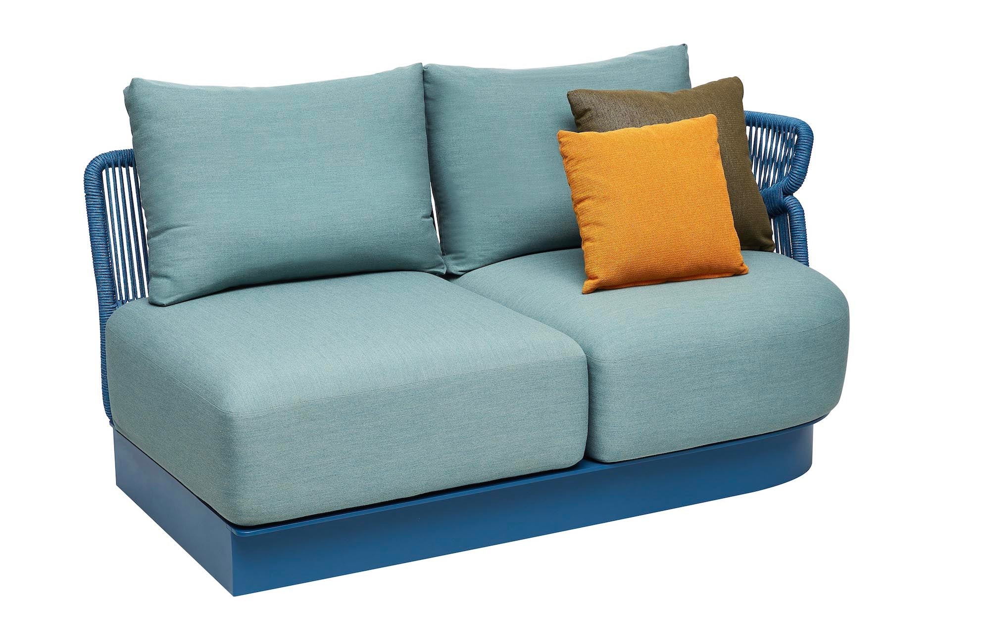 Salon d'angle luxueux en aluminium bleu mat, coussins bleu clair en tissu résistant, corde tressée bleu, accent orange sur.