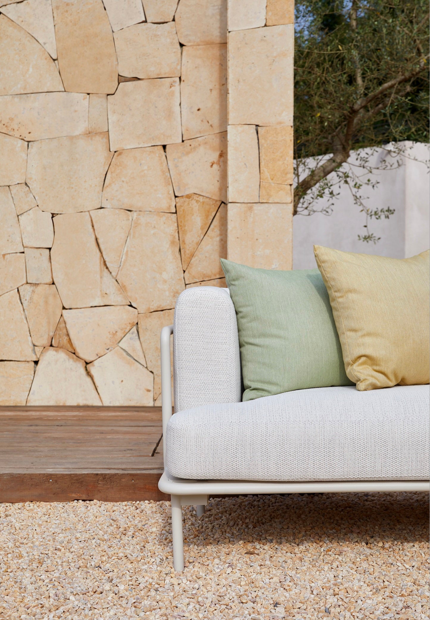 Canapé d'angle extérieur en aluminium haut de gamme avec coussins en tissu oléfine beige, mousse Quick Dry Foam, housse.