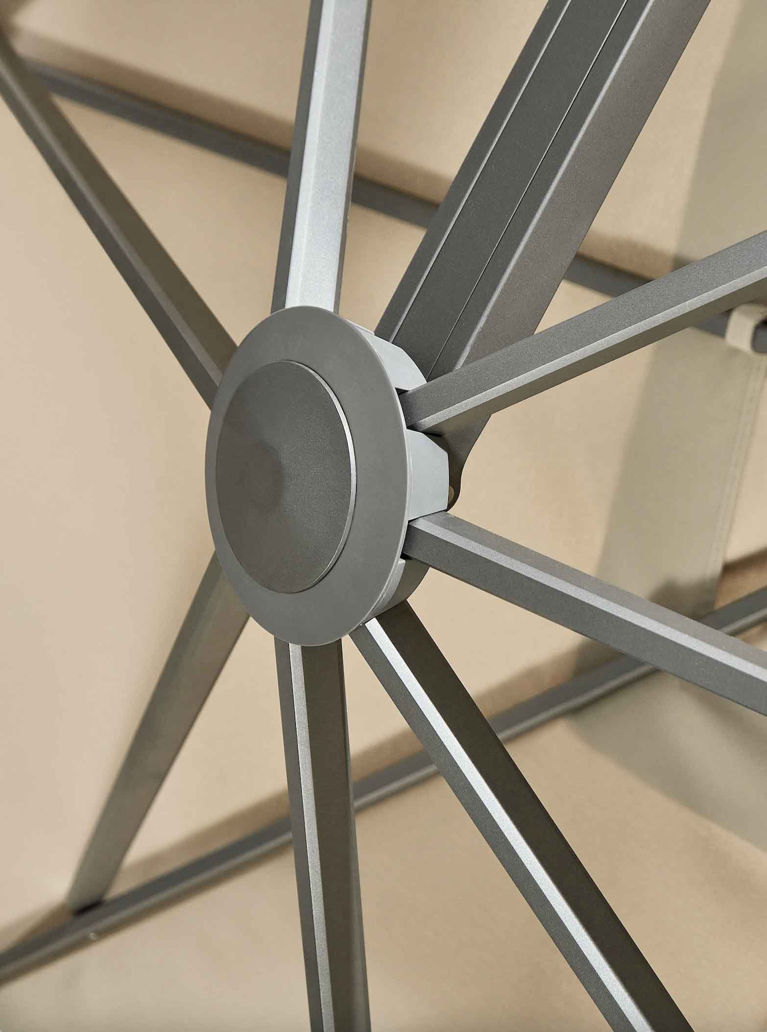 Détail du cadre en aluminium gris anthracite du parasol SOFY, bras robustes et design contemporain, finition élégante.