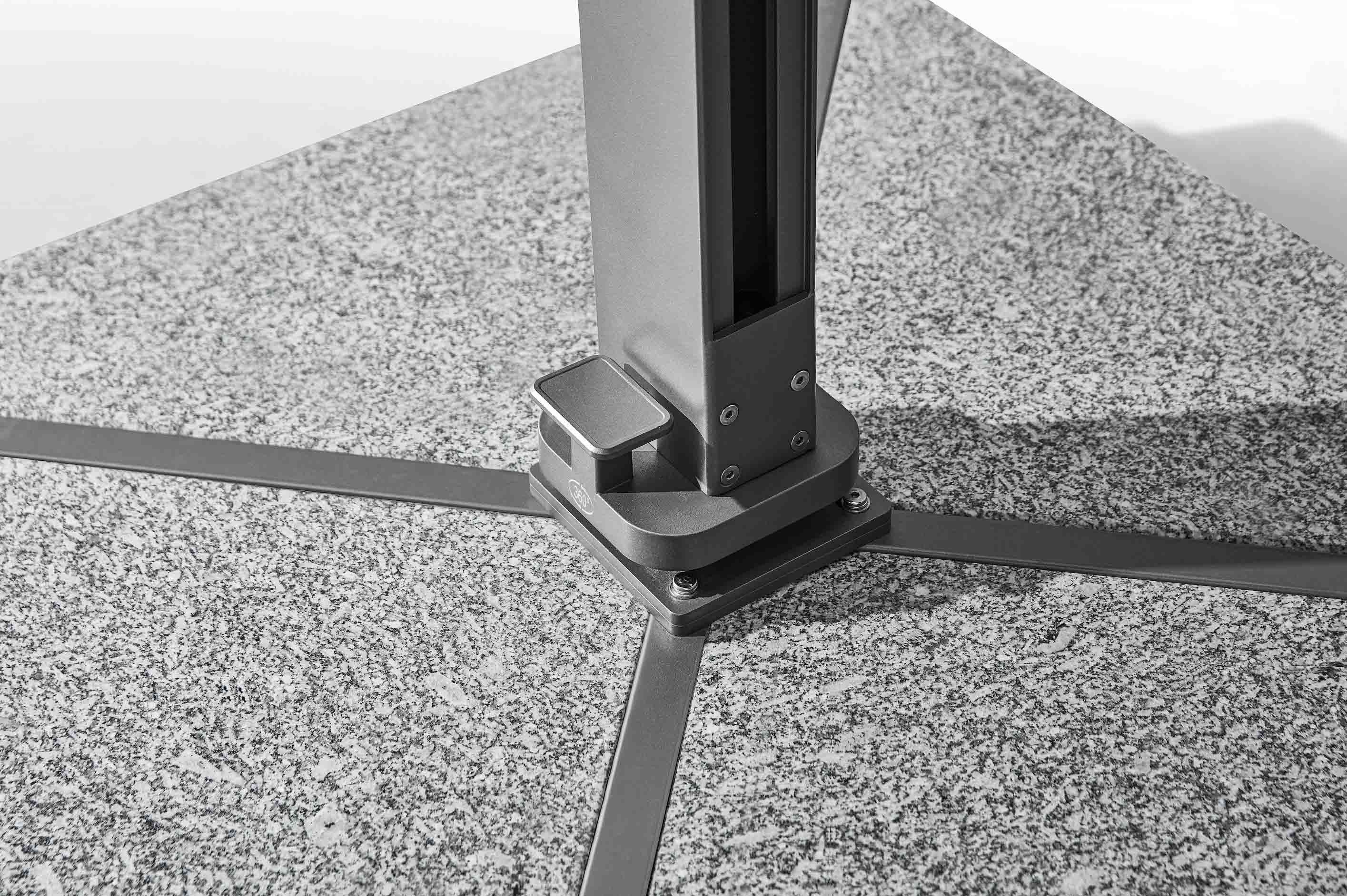 Base carrée en béton texturé gris avec armature en aluminium noir, stabilité renforcée pour parasol déporté