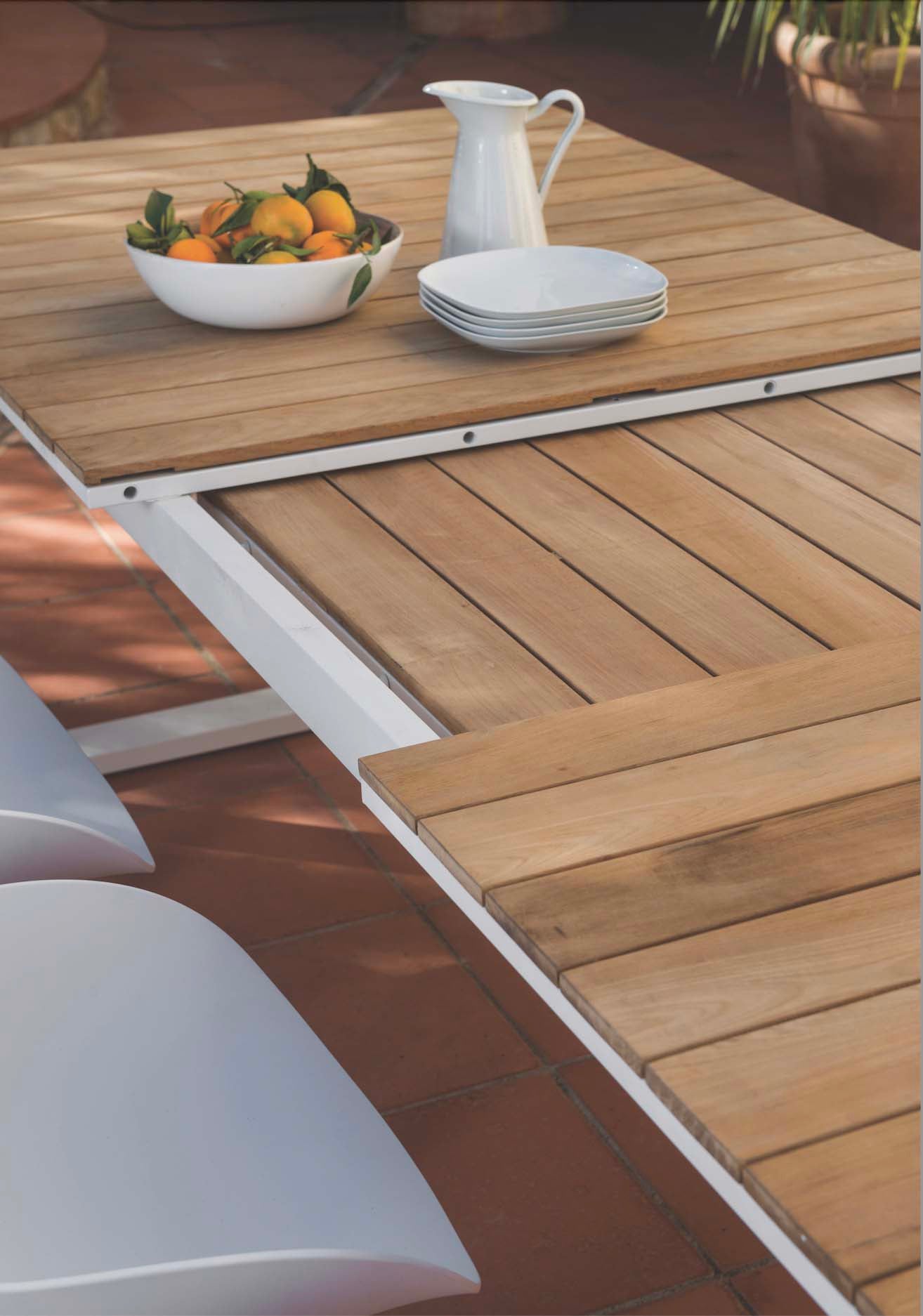 Grande table repas extensible en teck FSC avec structure en aluminium haut de gamme, design élégant et solide.