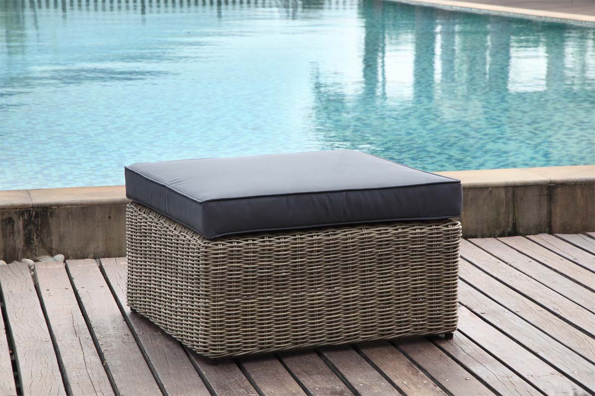 Pouf carré en résine tressée ronde gris clair avec coussin déhoussable déperlant gris foncé, style rustique