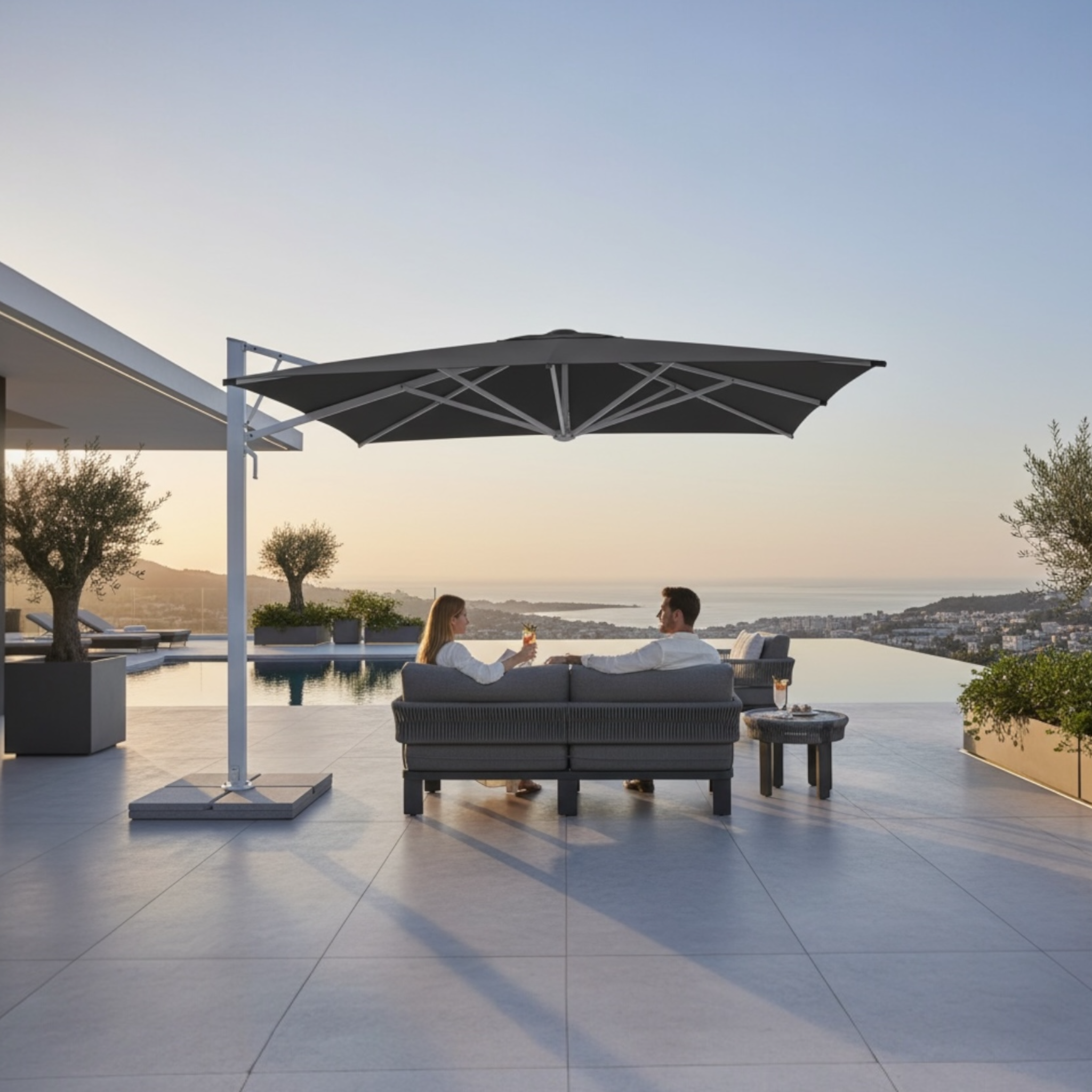 Parasol excentré rectangulaire avec toile gris anthracite et baleines aluminium apparentes, pied latéral blanc