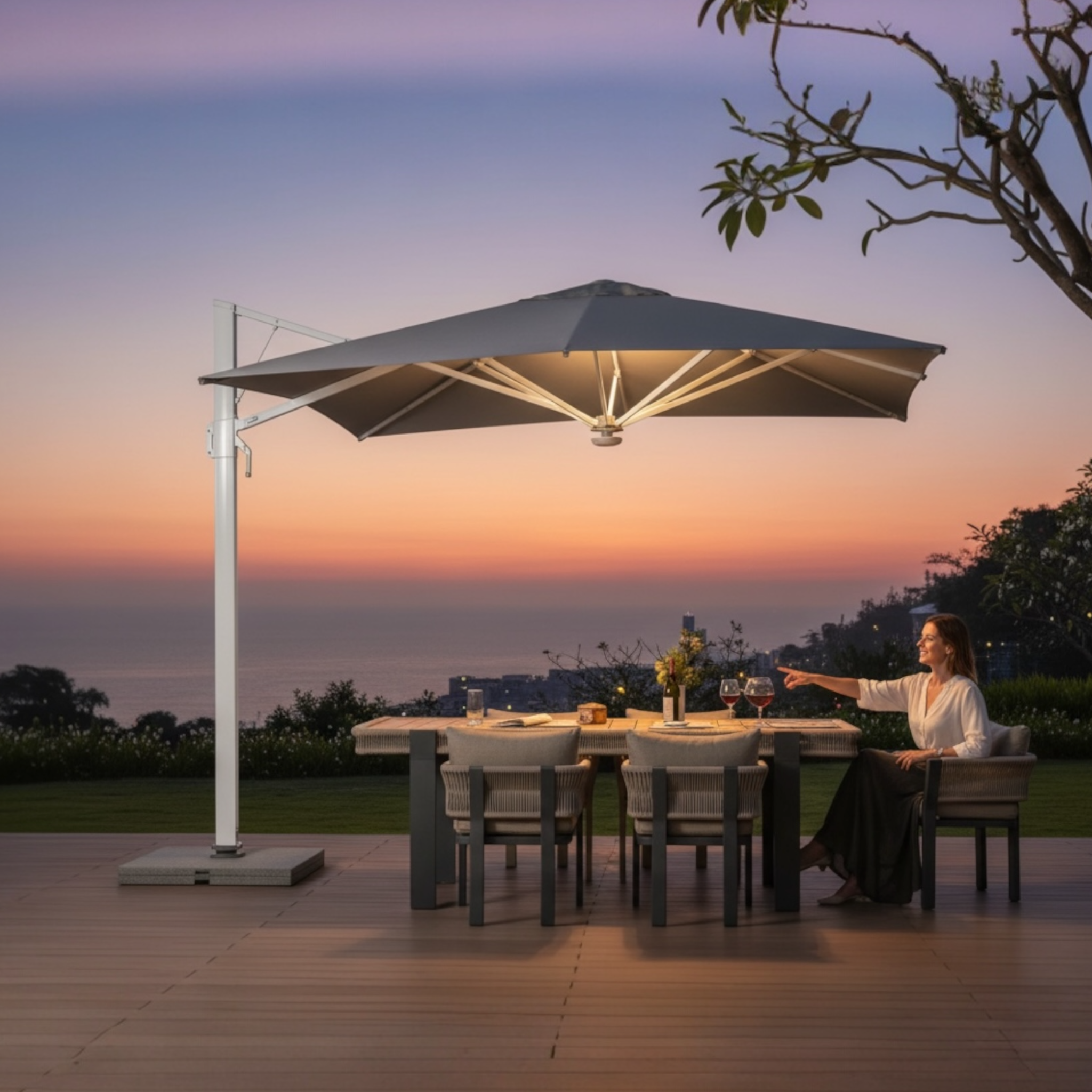 Parasol déporté carré avec éclairage LED intégré, toile gris anthracite et mât aluminium blanc au crépuscule