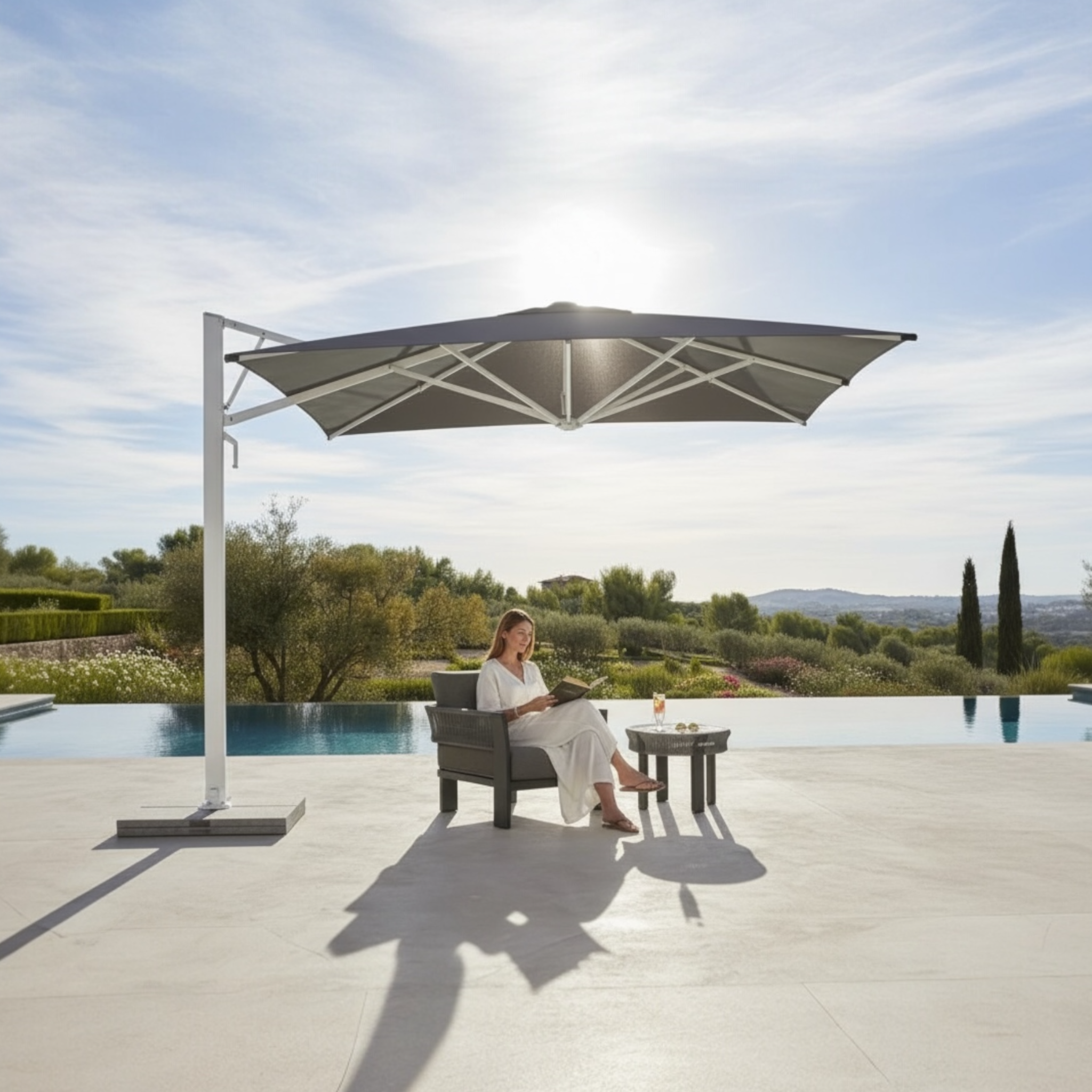 Parasol déporté à bras excentré avec toile carrée gris taupe et mât aluminium blanc