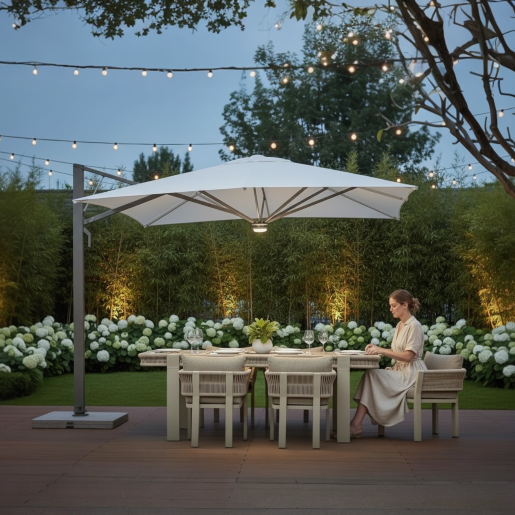 Parasol excentré carré écru avec éclairage LED central et mât anthracite dans un jardin en soirée