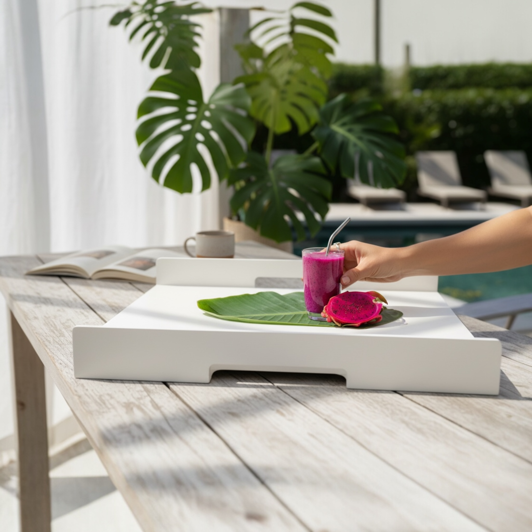 Plateau rectangulaire en aluminium blanc avec poignées intégrées