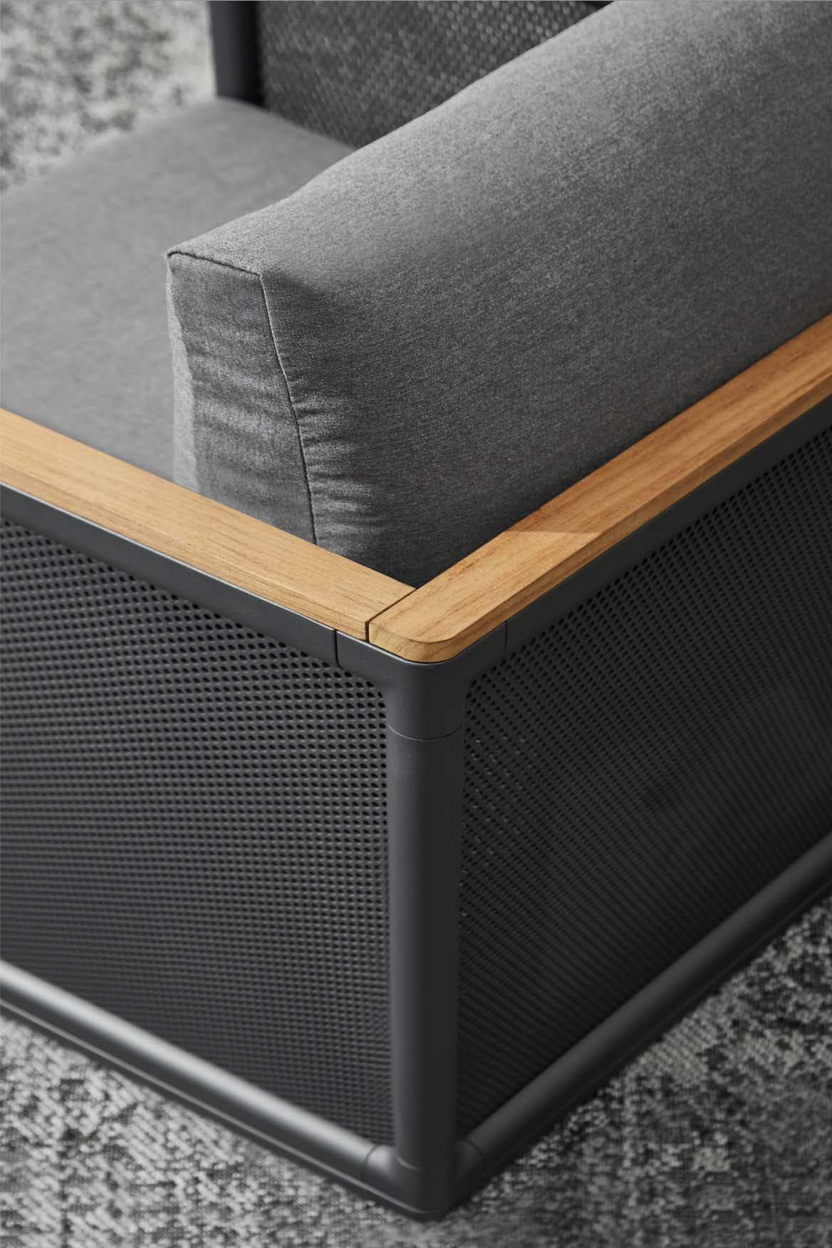 Salon de jardin 4 places en aluminium thermolaqué noir mat avec accoudoir en teck FSC clair, coussin gris mousse QuikDry.