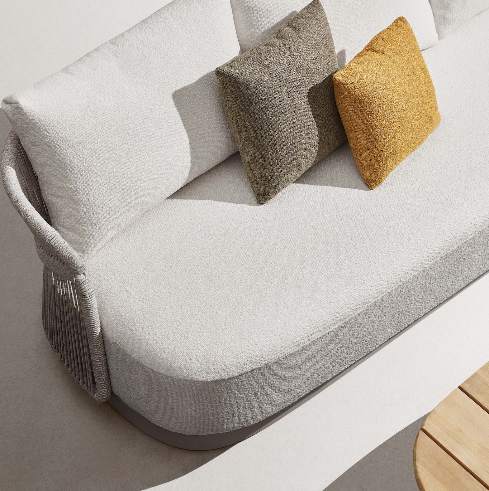 Canapé d'extérieur luxueux beige en aluminium et corde tressée, coussins oléfine, design italien, plateau en teck FSC haut.