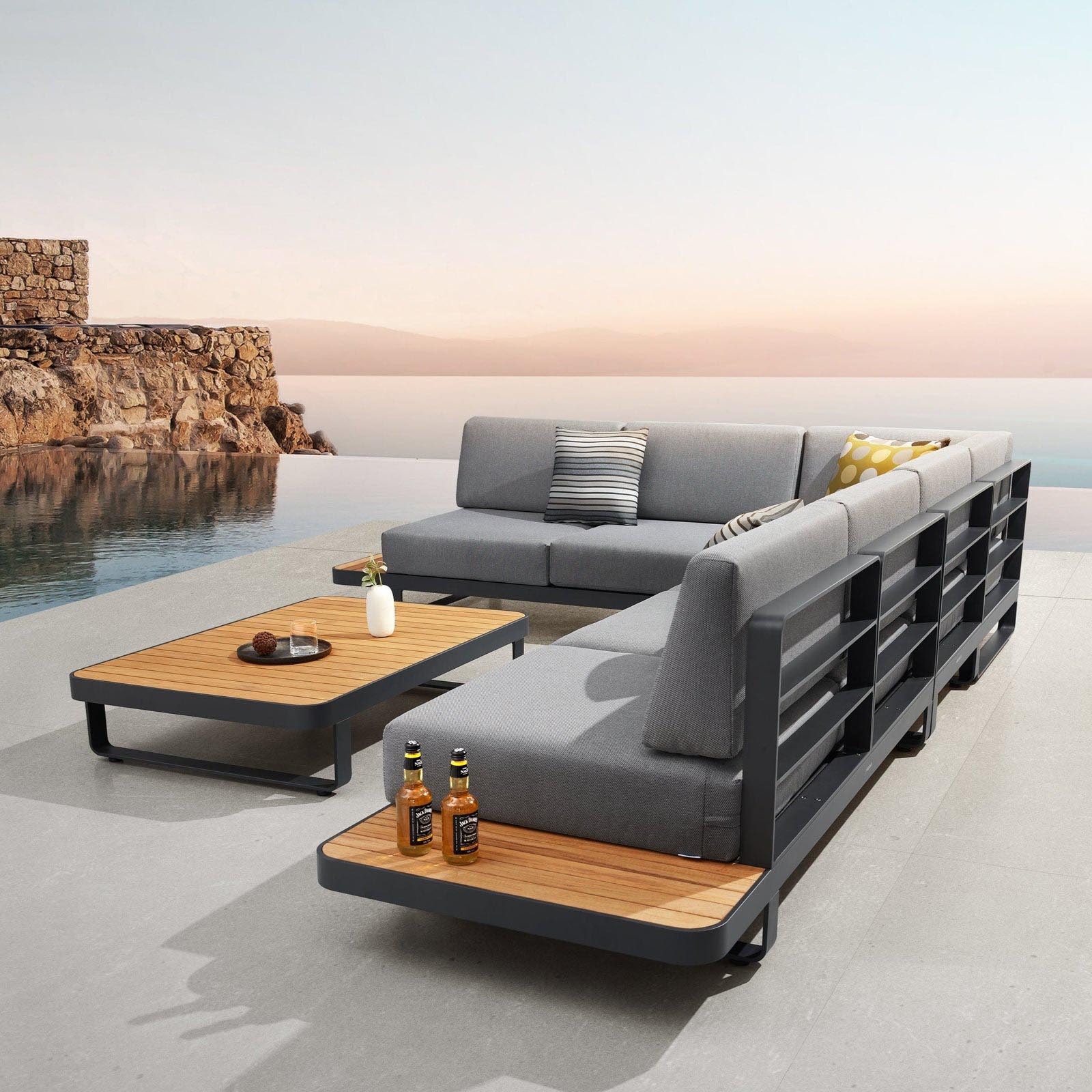 Canapé d'angle en aluminium haut de gamme et teck FSC, coussins en tissu 100% oléfine gris avec housse déperlante.