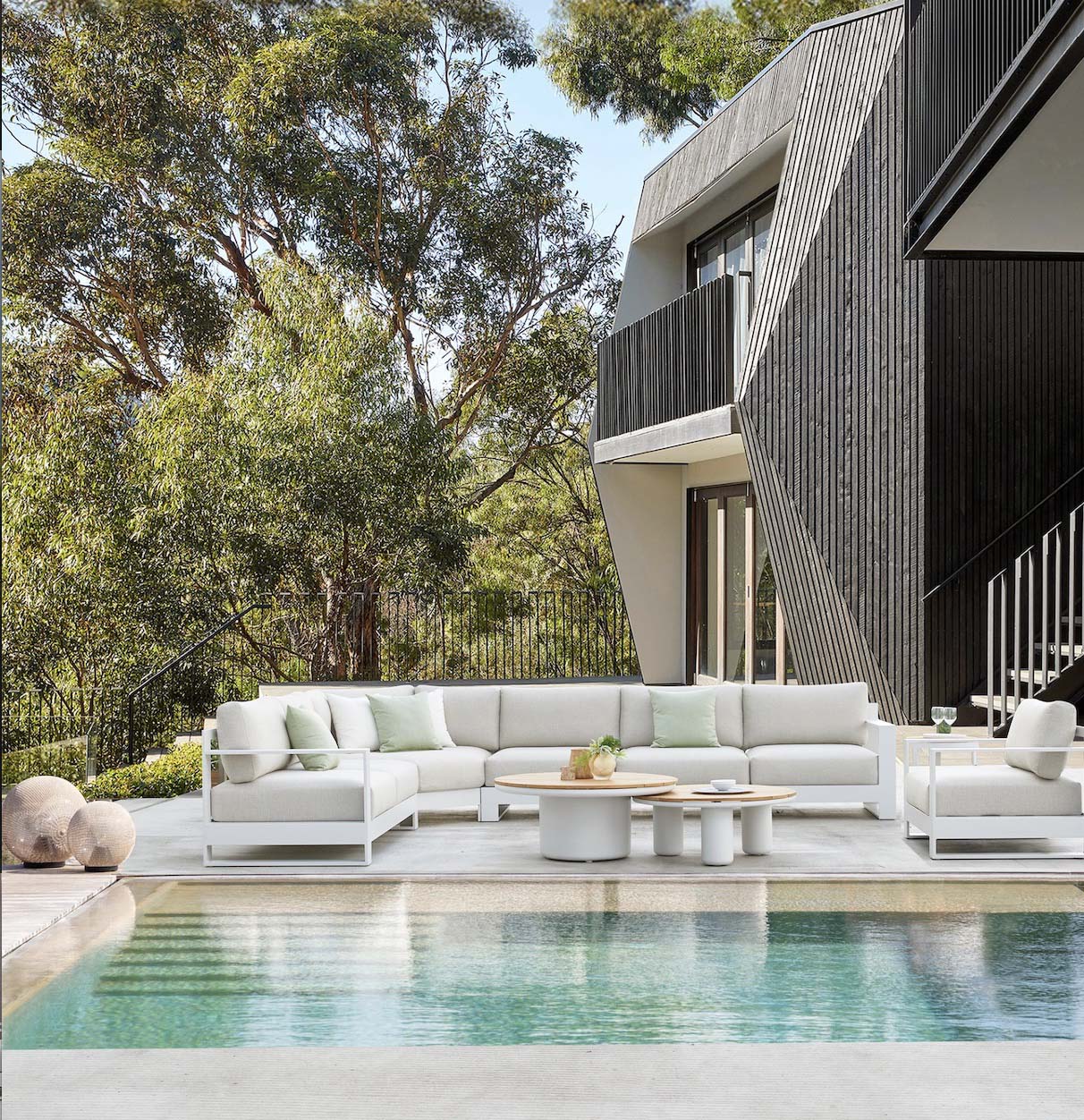 Salon d’angle modulable en aluminium haut de gamme blanc, coussins épais en tissu oléfine Sunproof beige, tables basses.