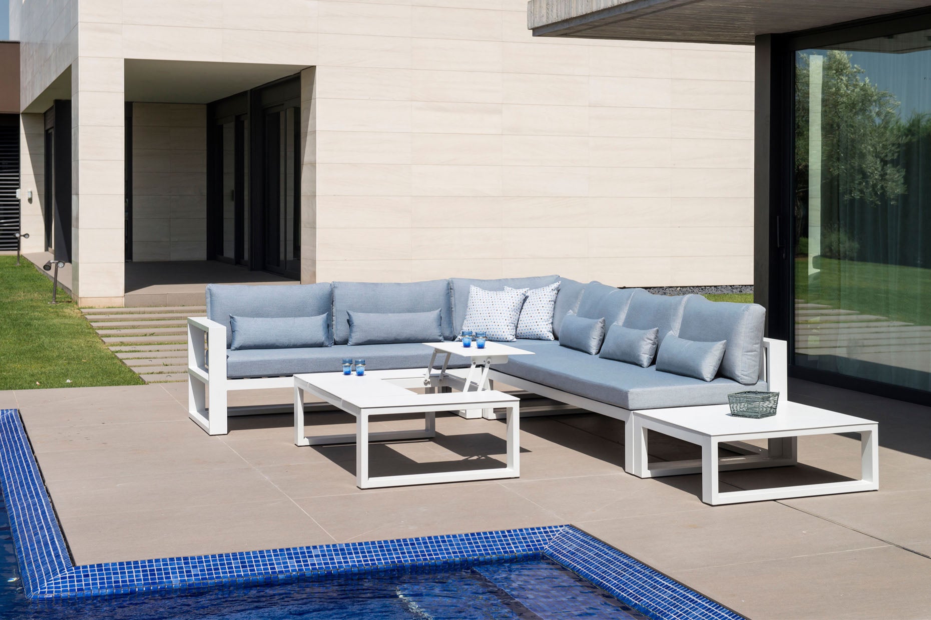 Salon d'angle luxe en aluminium haut de gamme blanc avec coussins en tissu 100% oléfine gris clair.