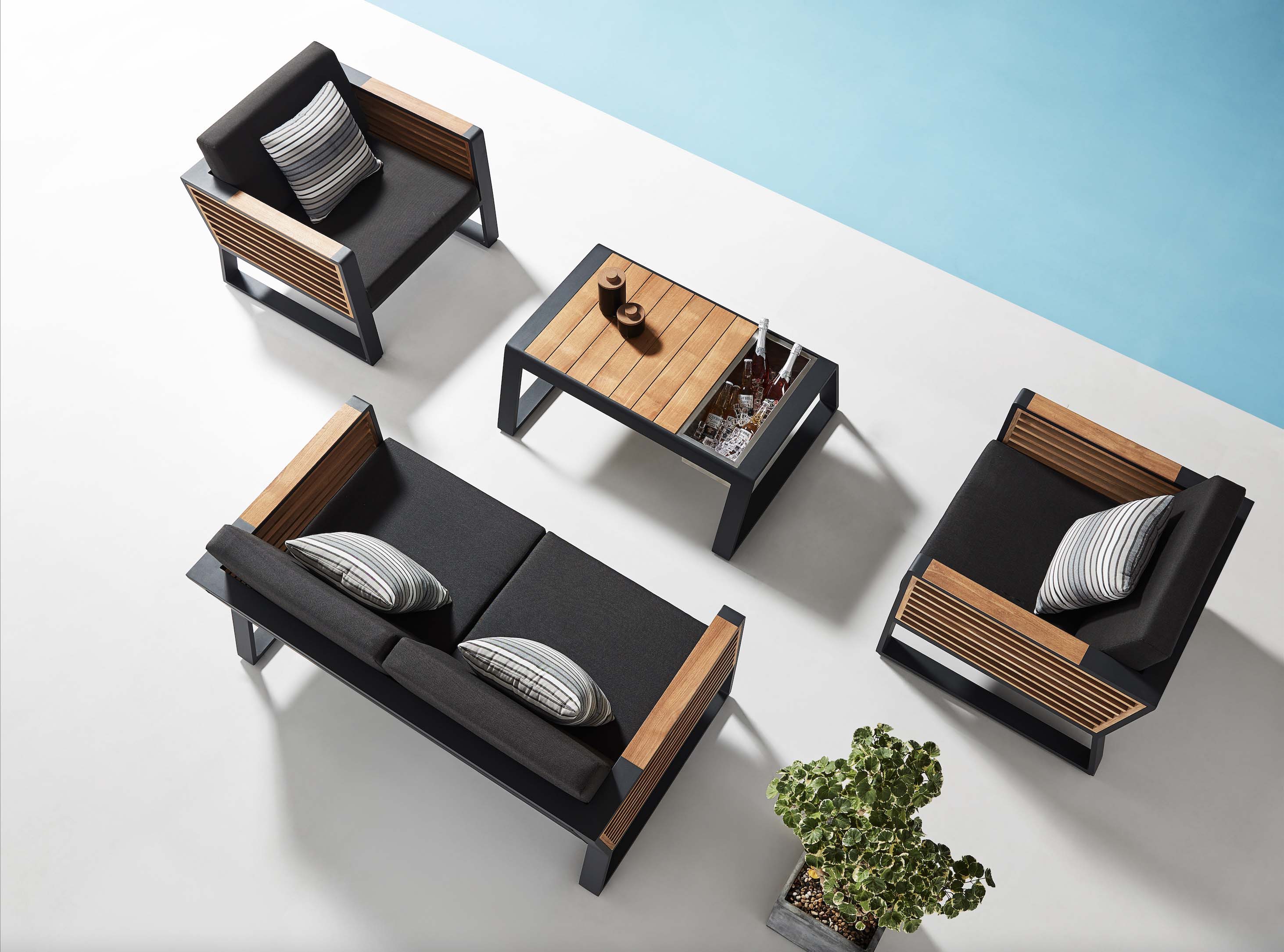 Salon de jardin luxe en aluminium et teck FSC avec tissu 100% Oléfine, coussins déhoussables et déperlants, design élégant.