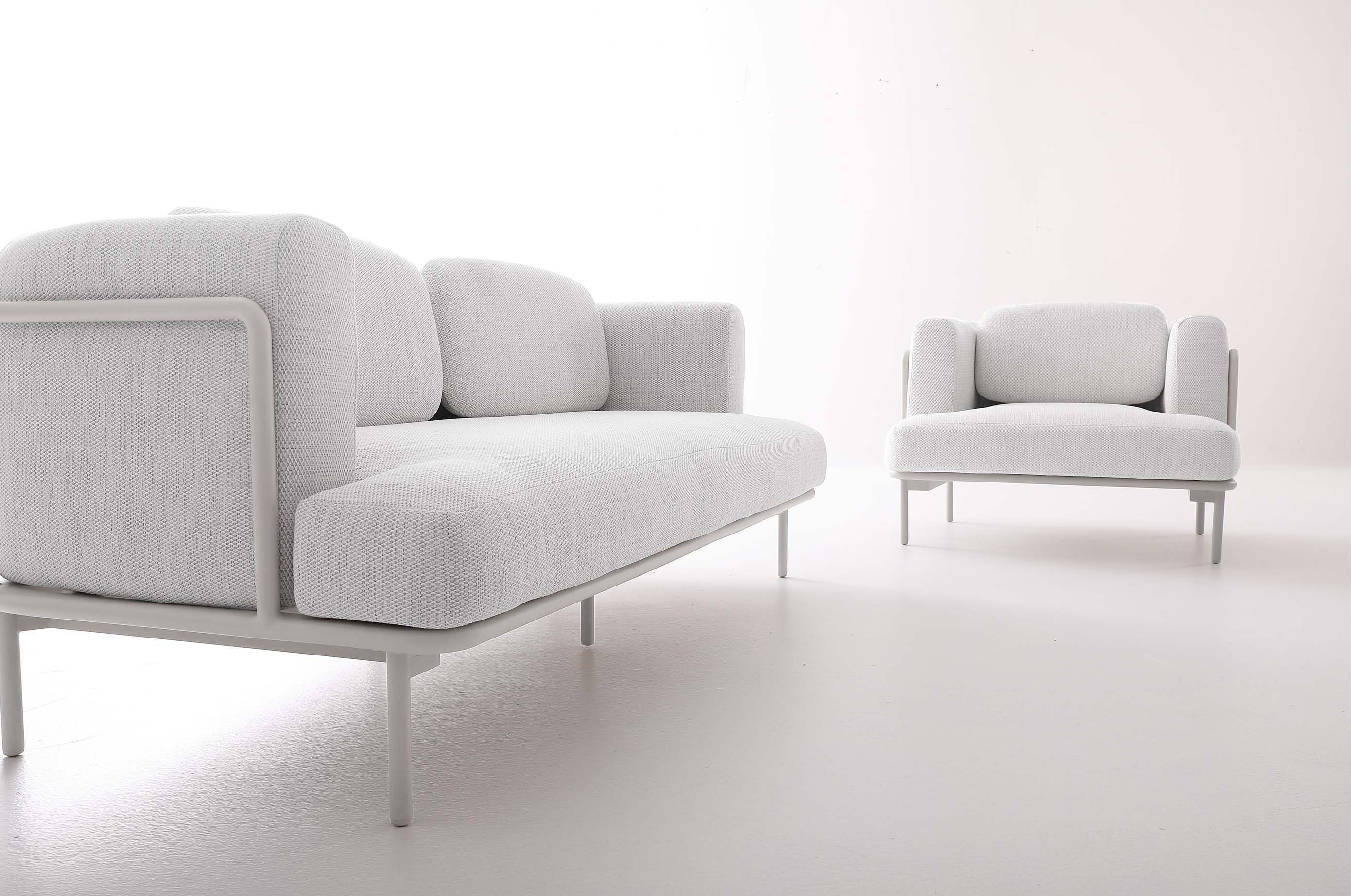 Canapé de jardin 4 places et fauteuil en aluminium haut de gamme blanc mat, coussins en tissu oléfine gris clair avec mousse.