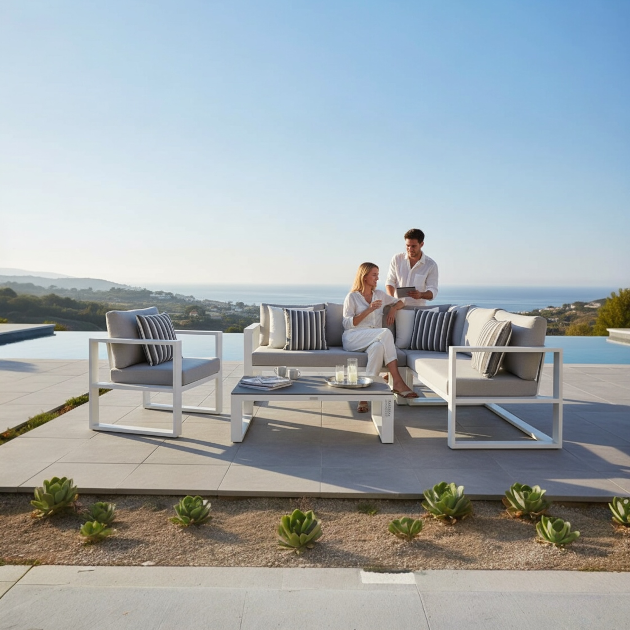 Salon de jardin d'angle modulable en aluminium blanc, design haut de gamme élégant avec coussins rayés gris et blanc.