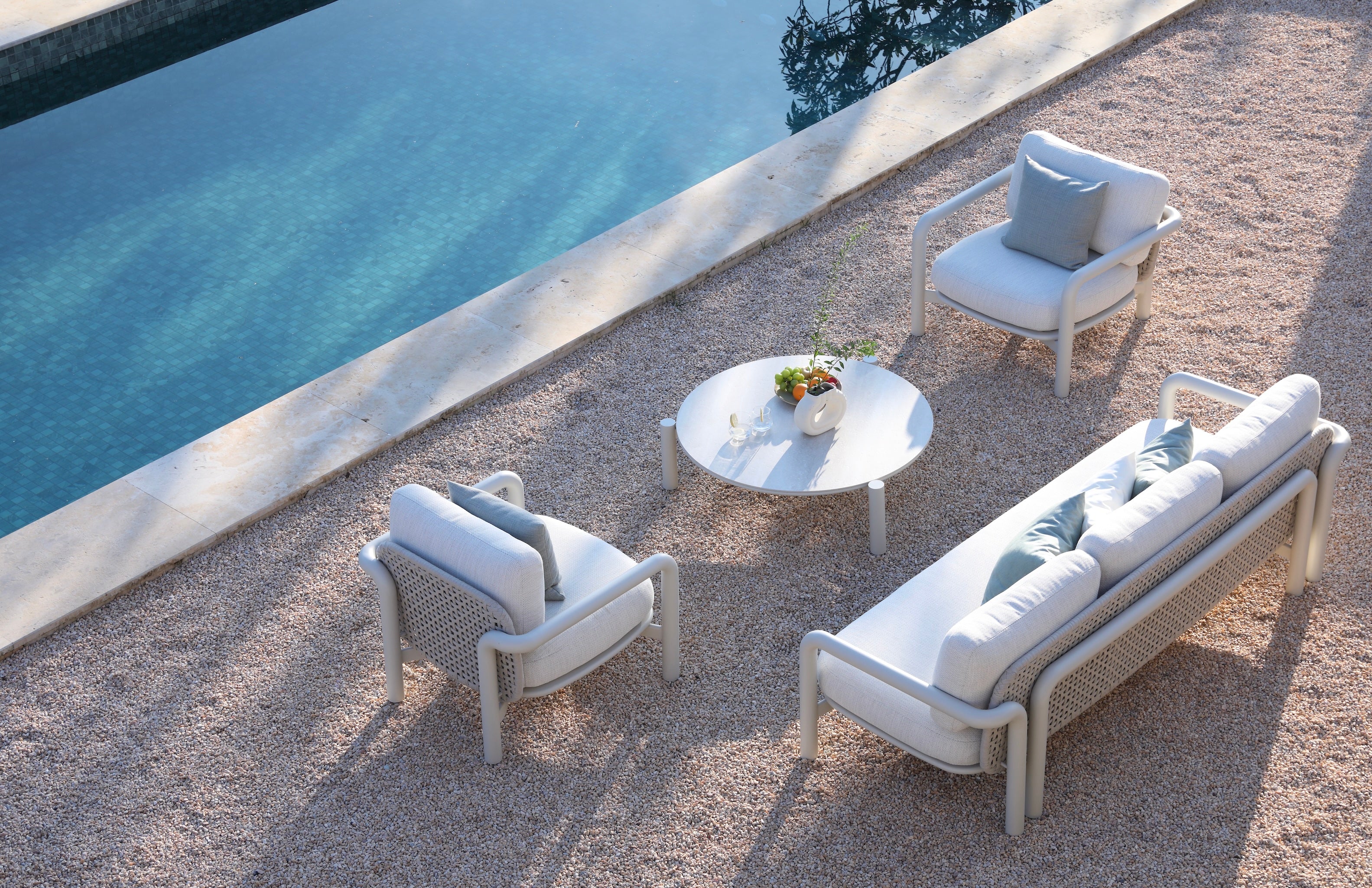 Ensemble de jardin luxe avec structure cylindrique en aluminium, fauteuils et canapé en tissu Oléfine 100% beige, corde.