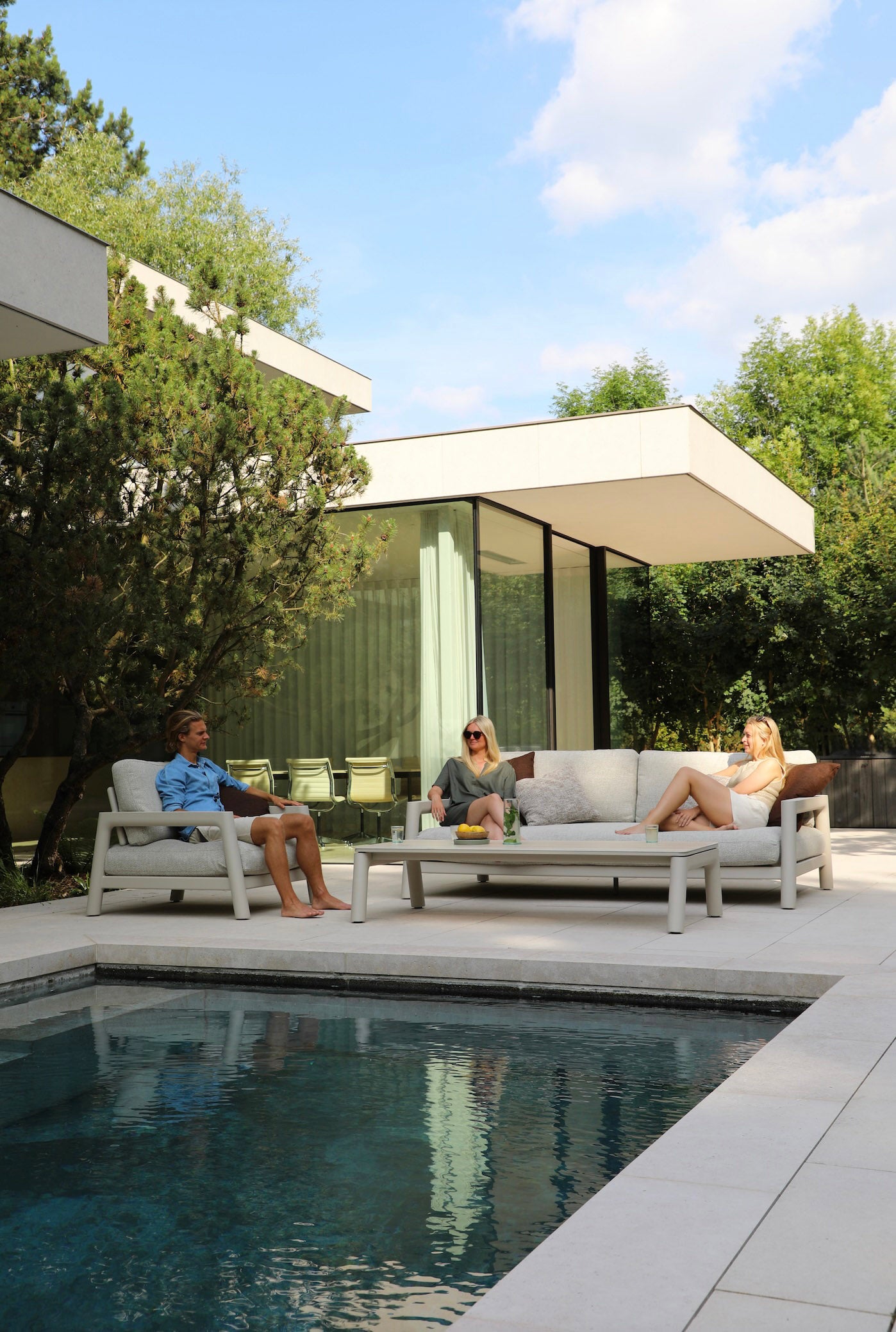 Salon de jardin modulable en aluminium inoxydable et corde tressée, grand canapé d’angle avec coussins déhoussables et déperlants.