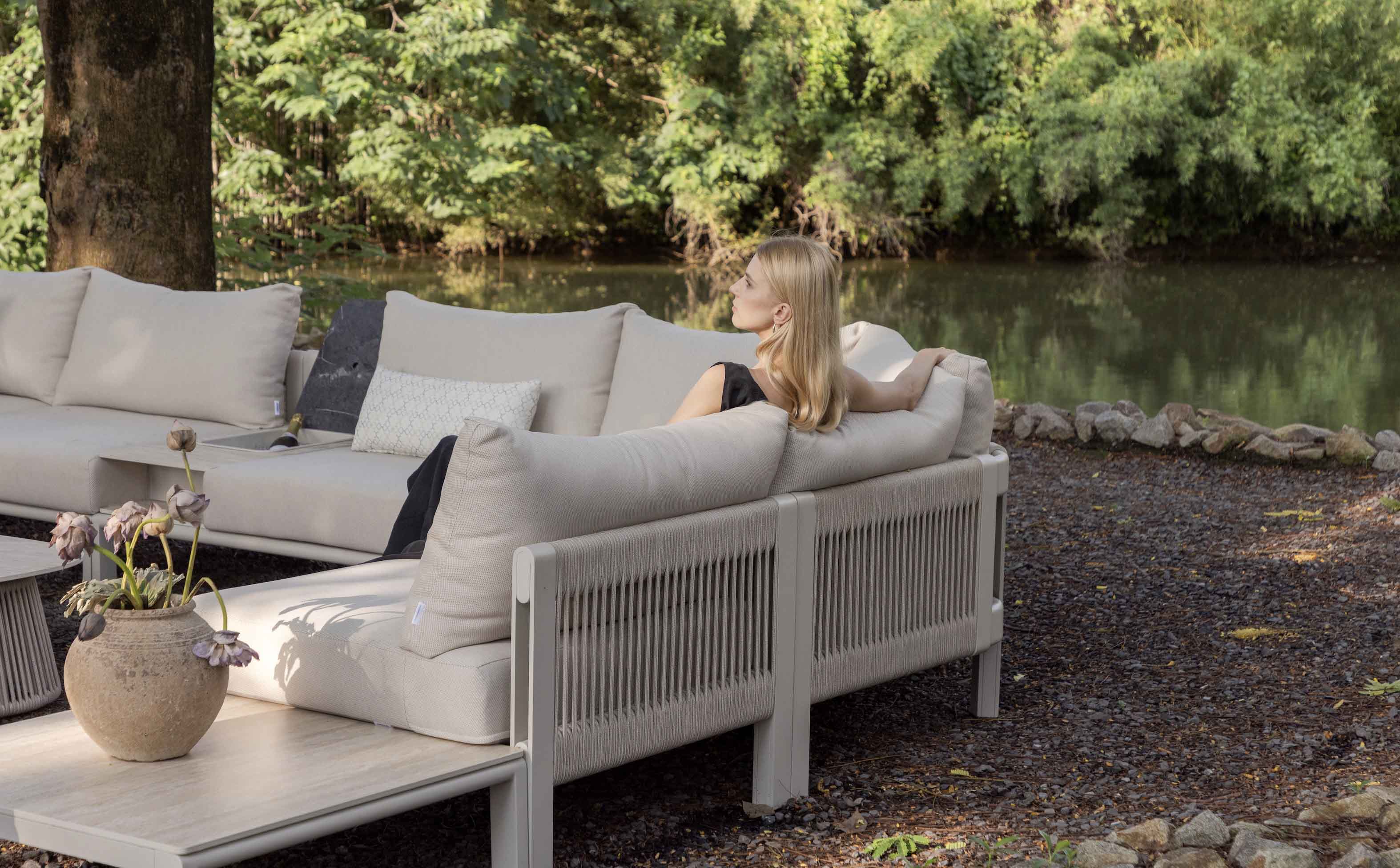 Grand salon d'angle extérieur design italien en aluminium et corde tressée beige, coussins luxueux déhoussable et déperlant